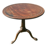 English tripod table from the 18th century, Windsor style, made of wood with a tilting mechanism.