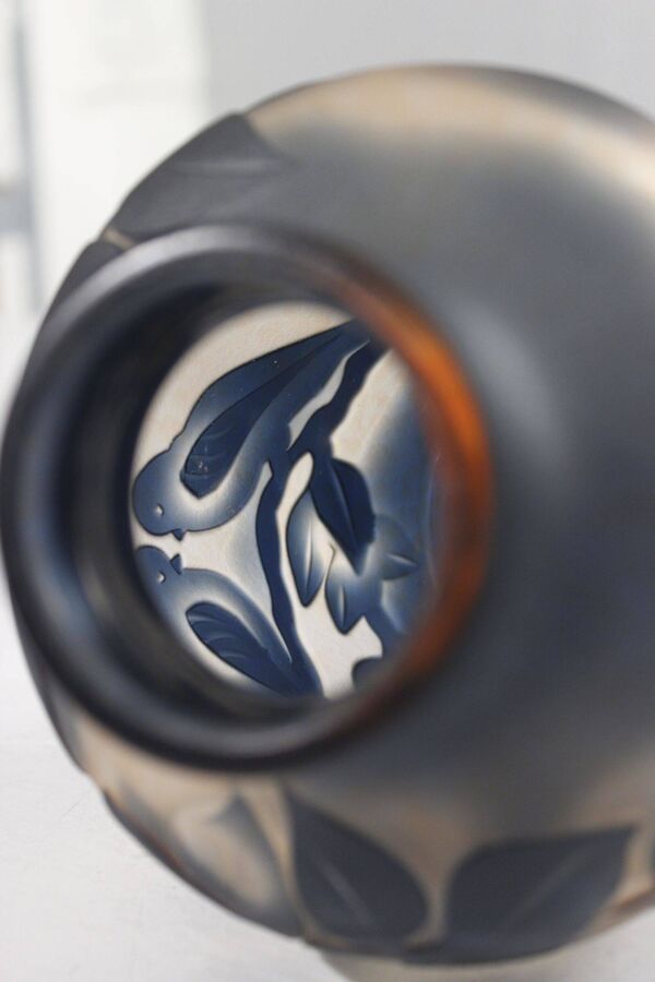 De Vianne France vase aux oiseaux pâte de verre dégagée à l'acide XXème