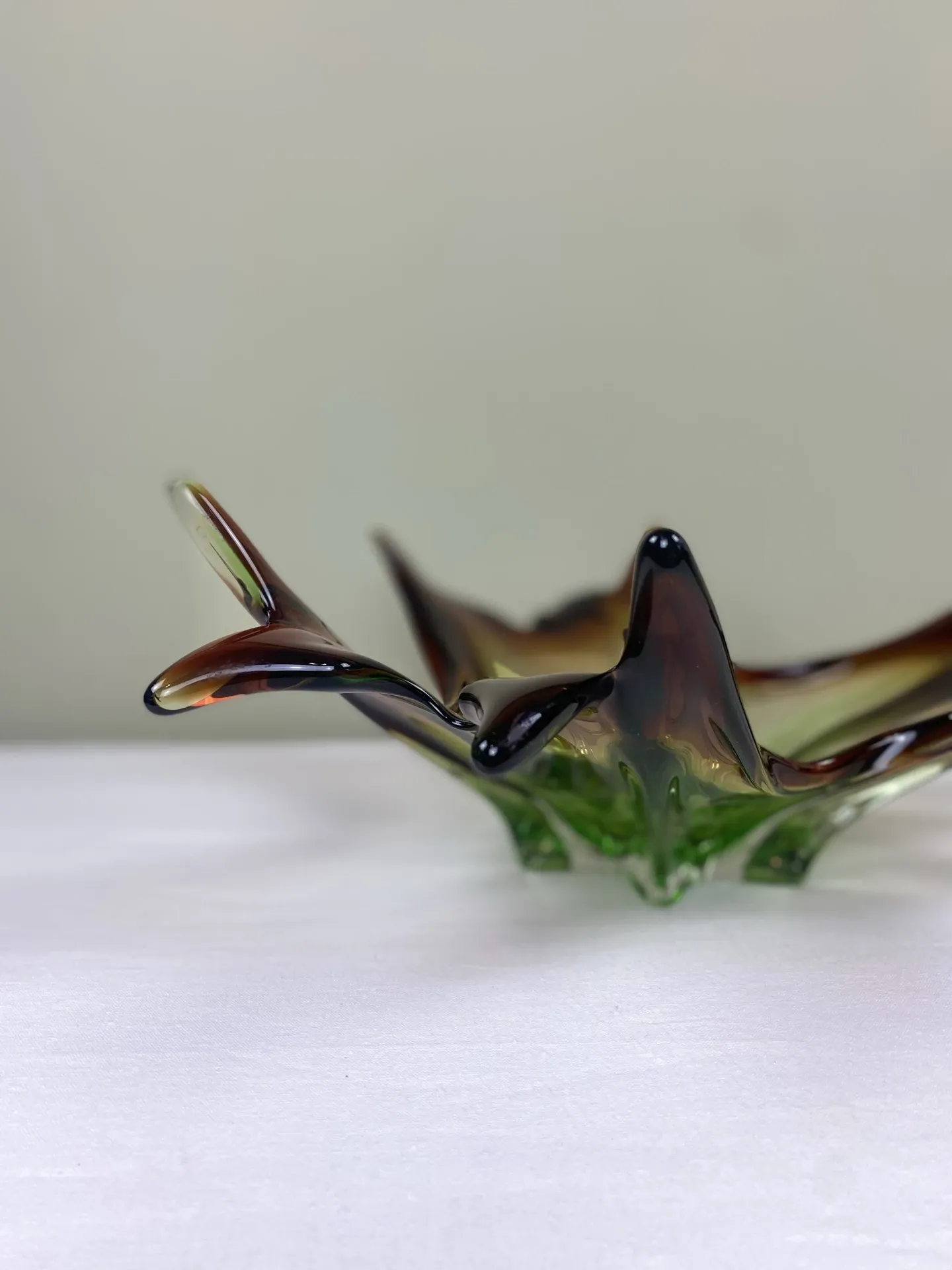 Coupe sculpturale en verre soufflé mis century