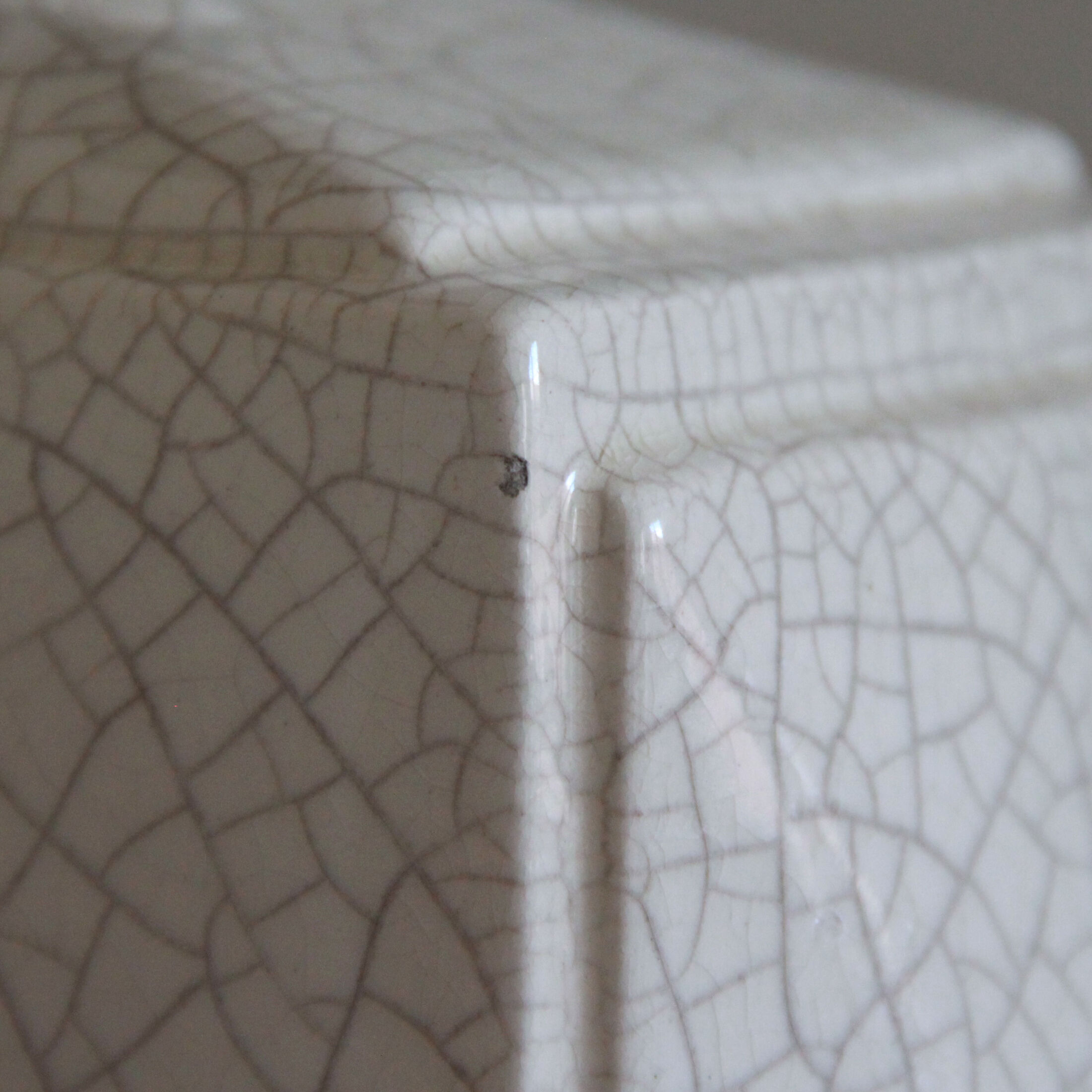 Cracked ceramic bedside lamp