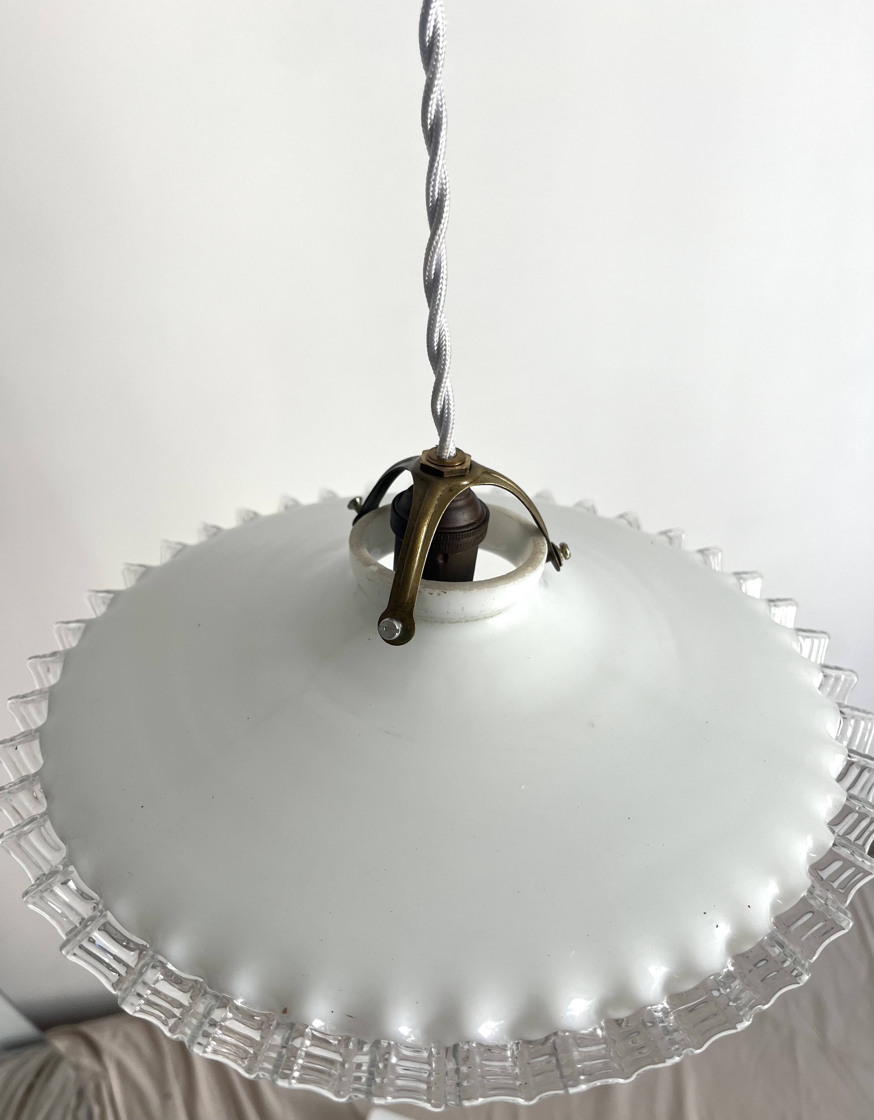 Suspension opaline blanche bord dentelé