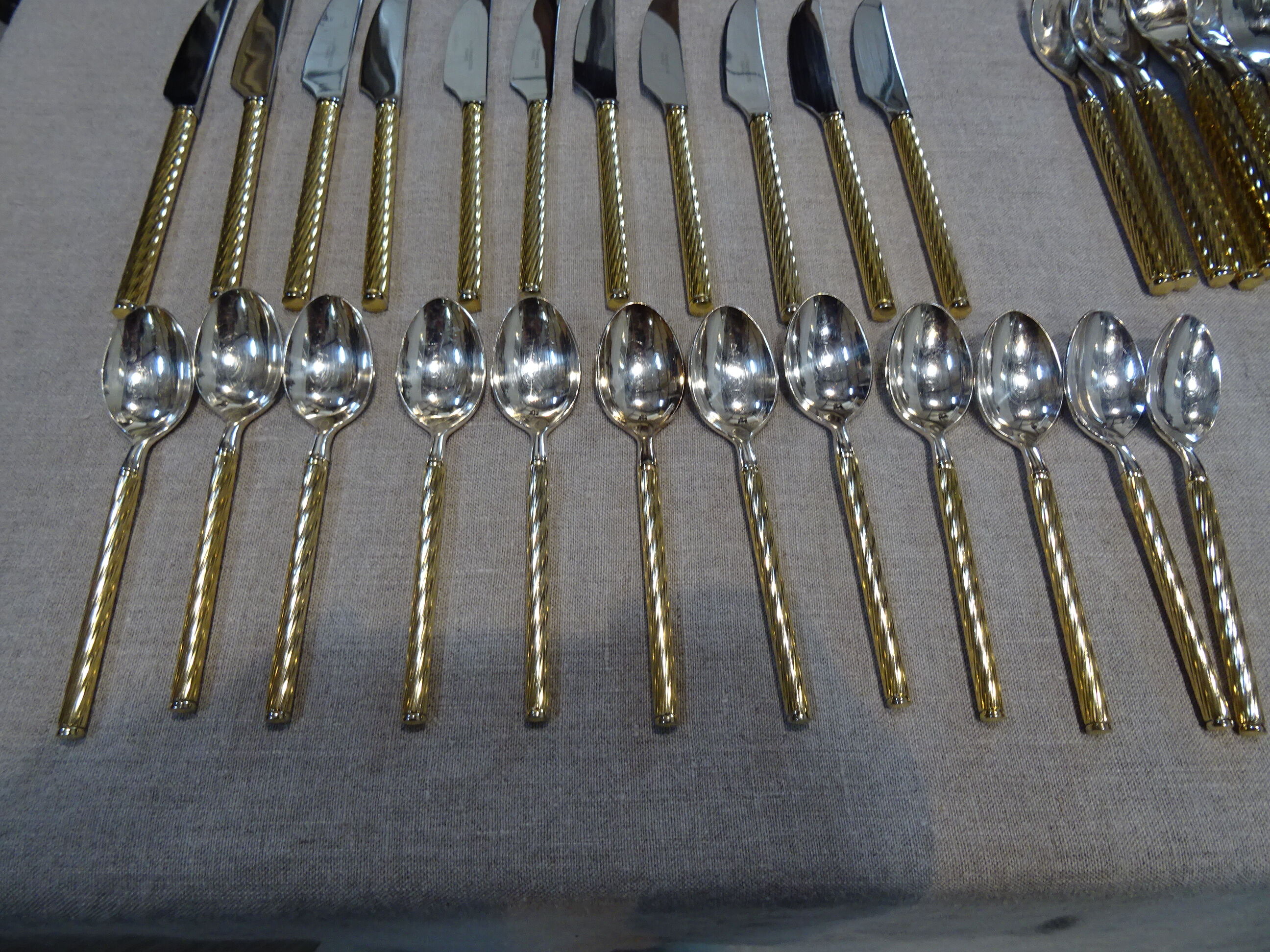 Housewife in silver and gold metal 104 cutlery