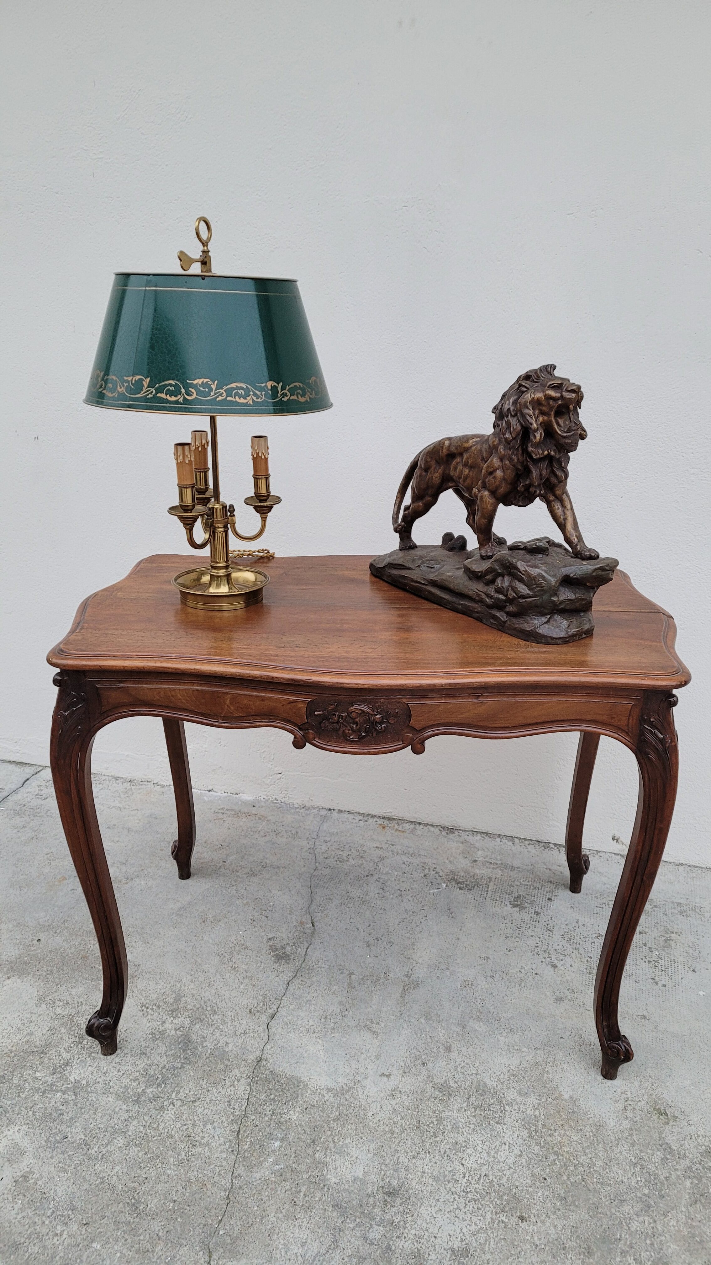 Table de milieu de style Louis XV en noyer massif