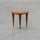 Petite table en bois et laiton estampillée "Italia" dans le style de Gio Ponti.
