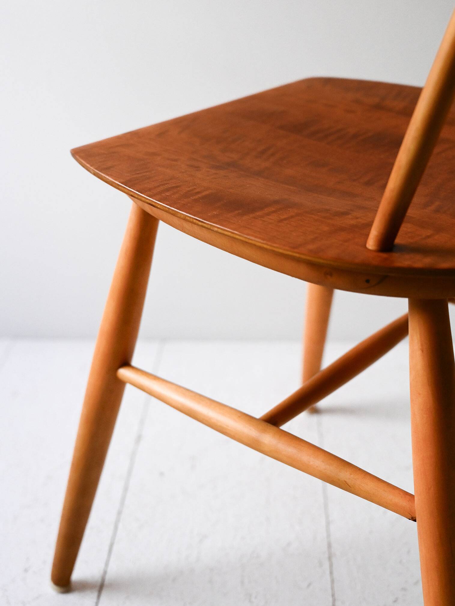 Paire de chaises scandinaves, en hêtre et acajou