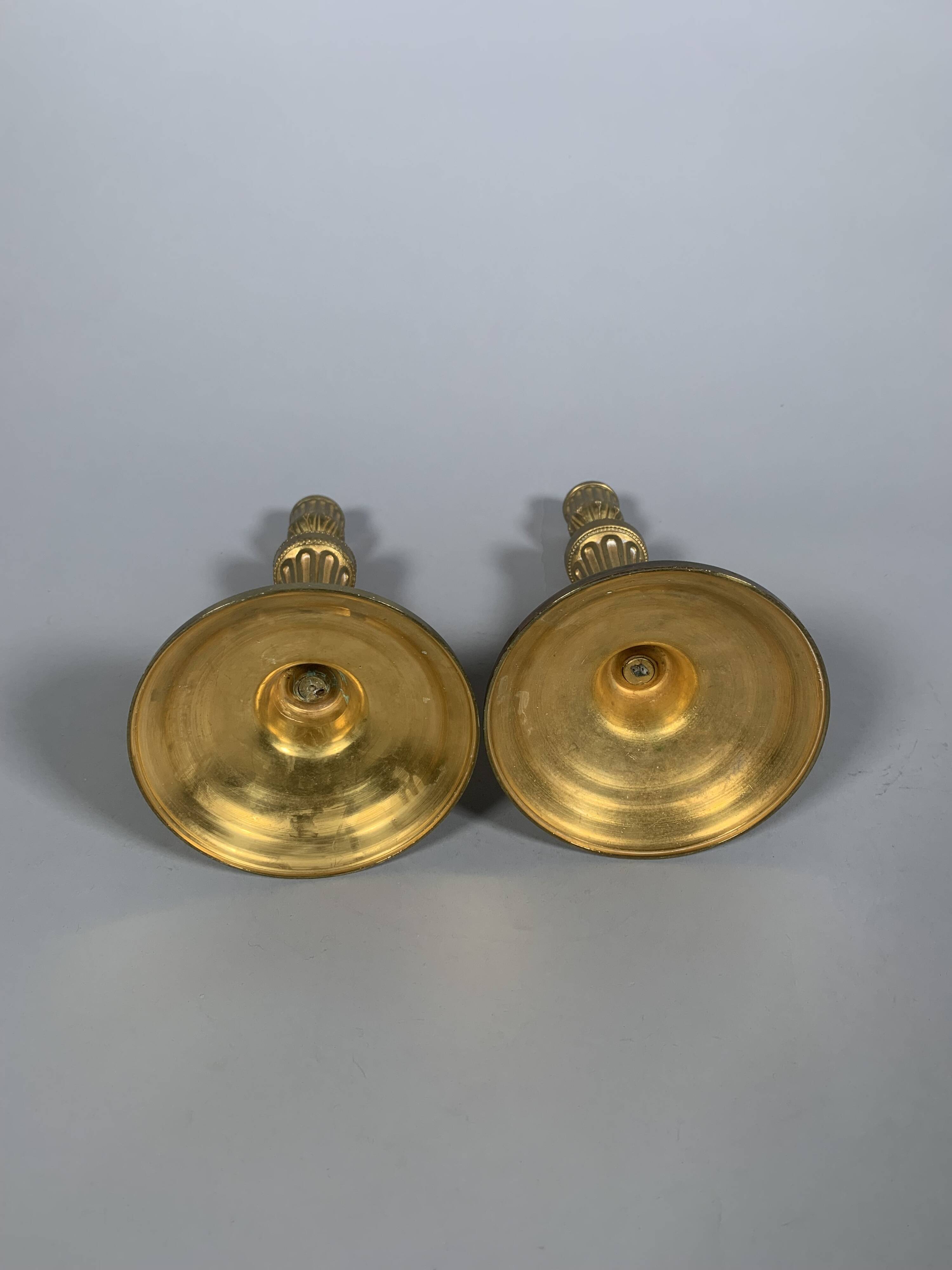 Paire de bougeoirs  Louis XVI En Bronze Ciselé Et Doré.