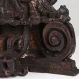 Un ancien chapiteau de colonne corinthienne sculpté à la main, France, XVIIIe siècle