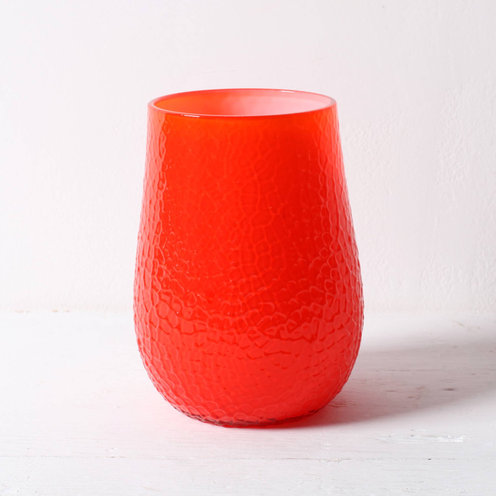 Vase martelé rouge de style mid-century modern : Elme Glasbruk, verre suédois, années 1960.