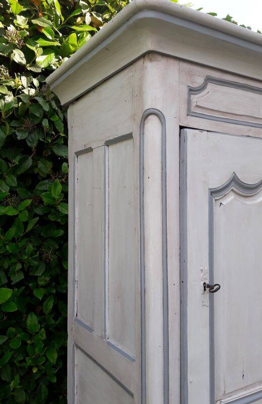 Bonnetière, standing man, Louis XV, 18th century walnut