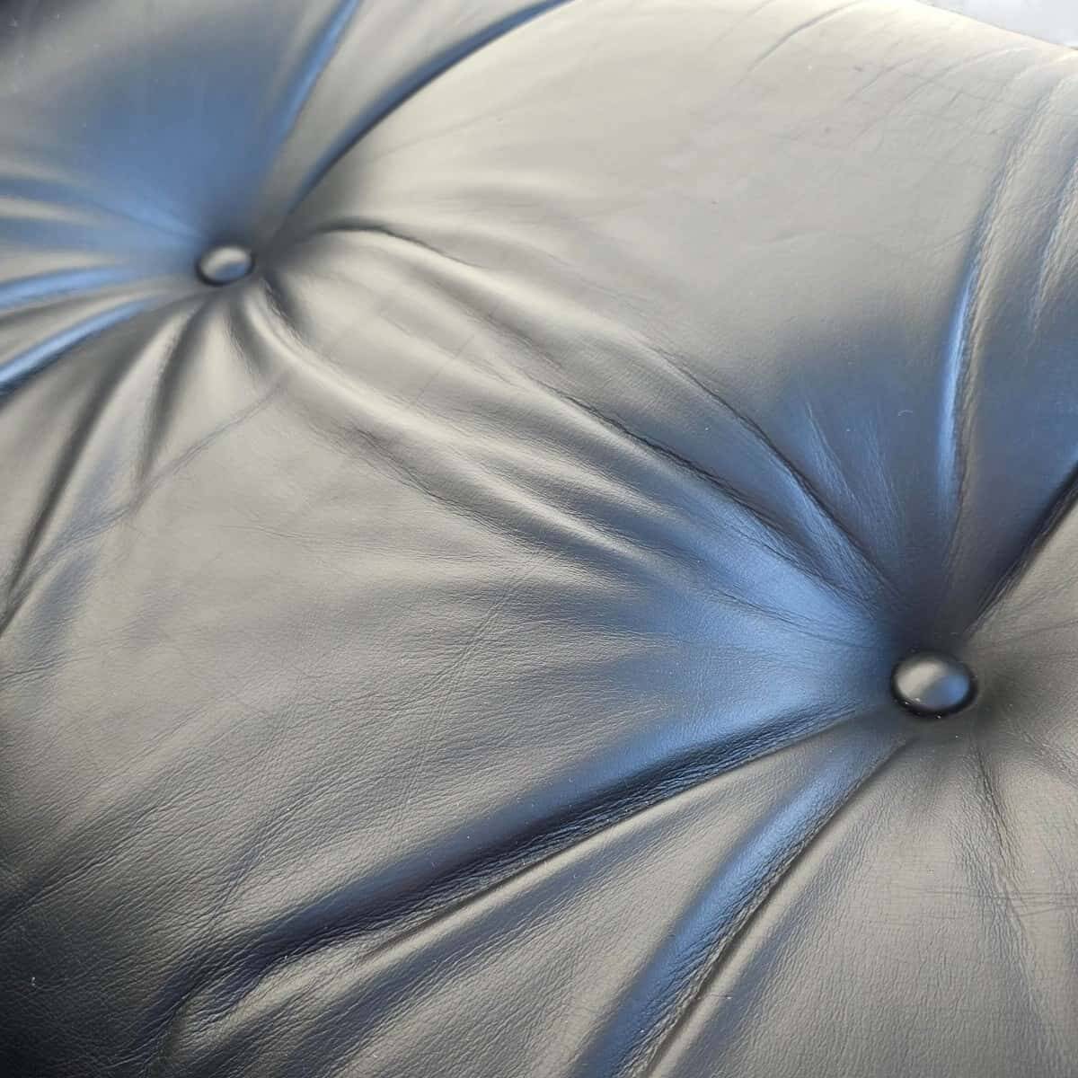 Fauteuil et repose-pieds Herman Miller Original Eames, noir et cerisier