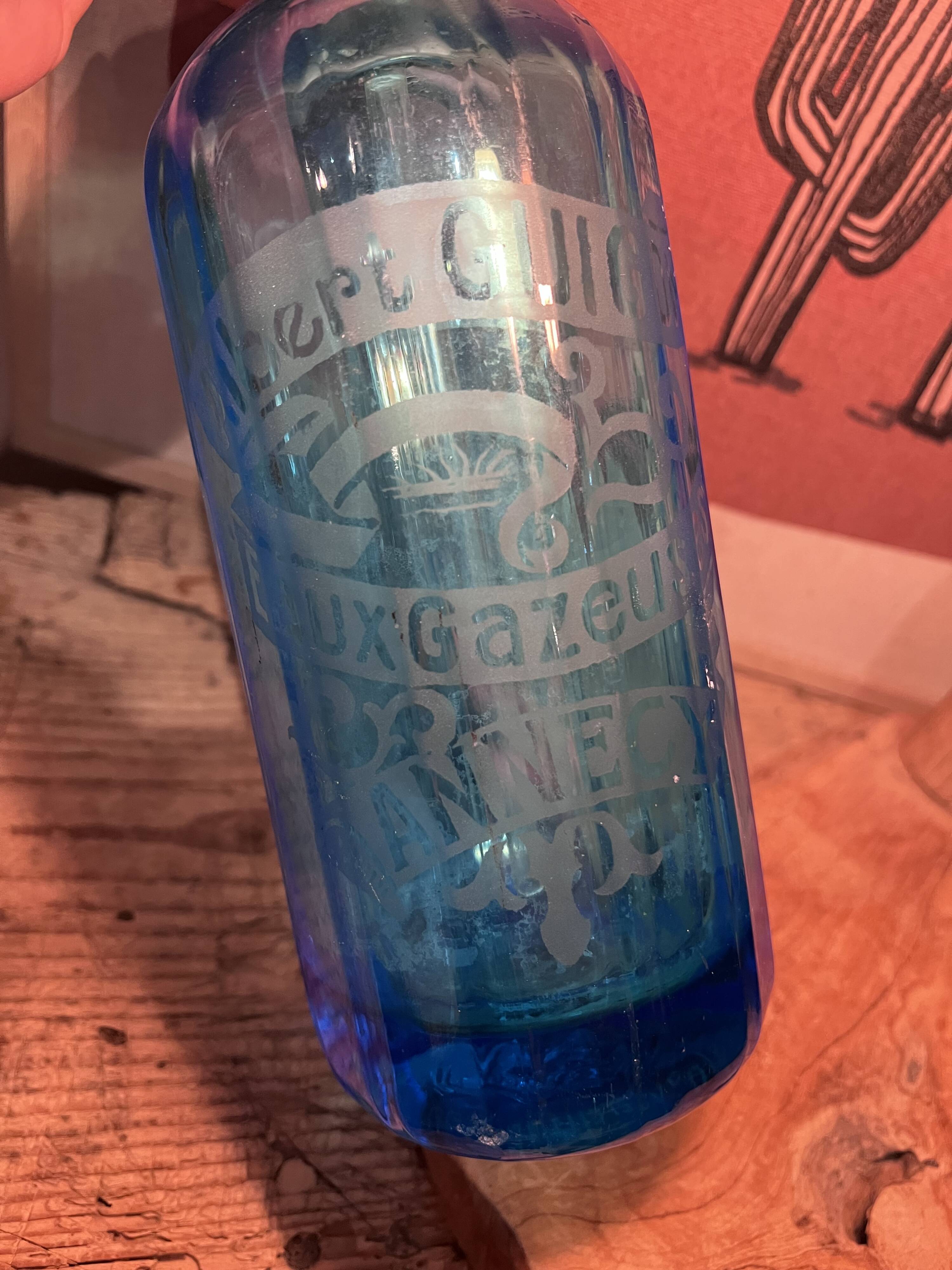 Siphon Albert Guigon Annecy with a blue pan, siphon for sparkling seltzer water.