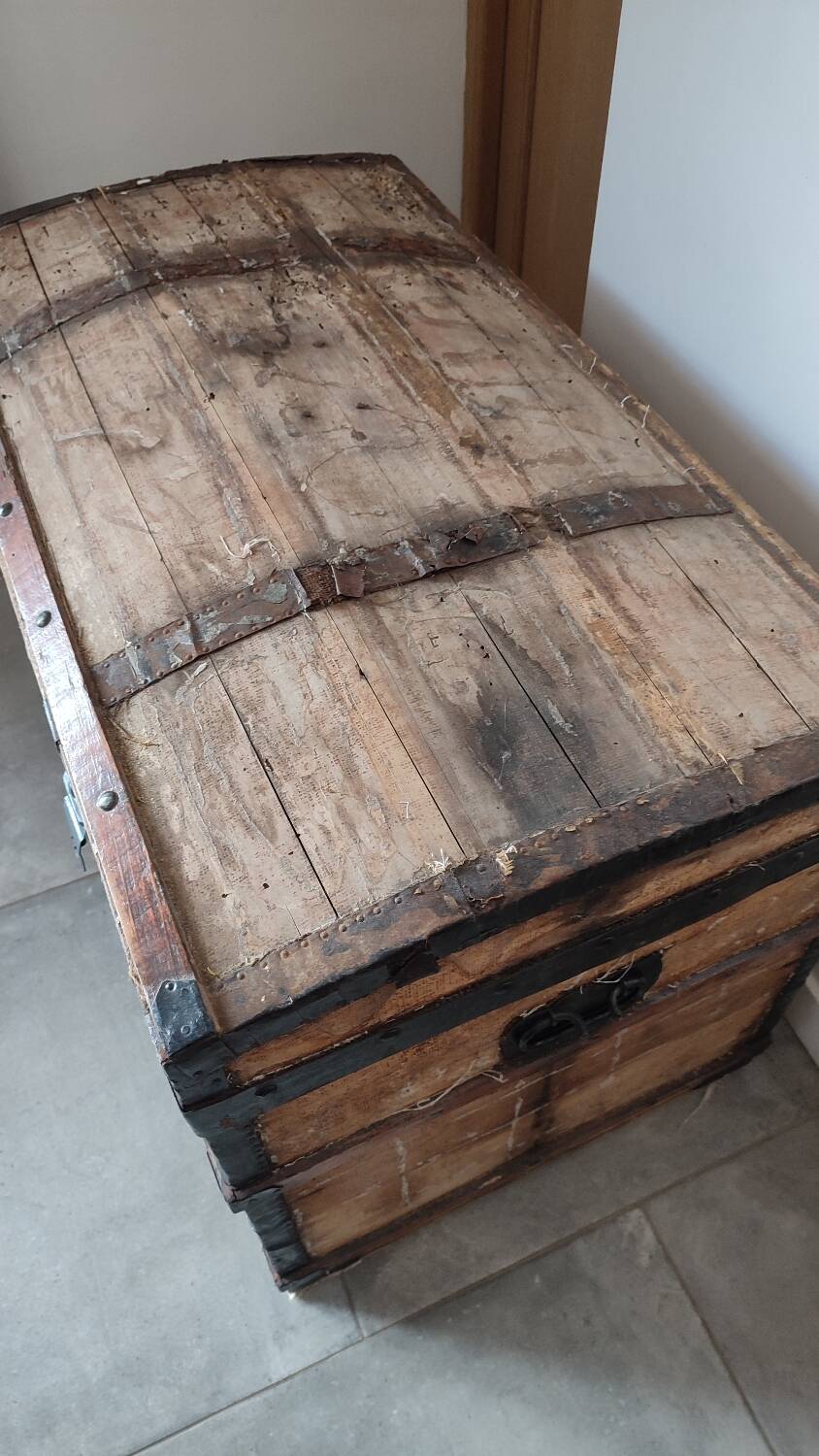 Grande malle en bois bombée