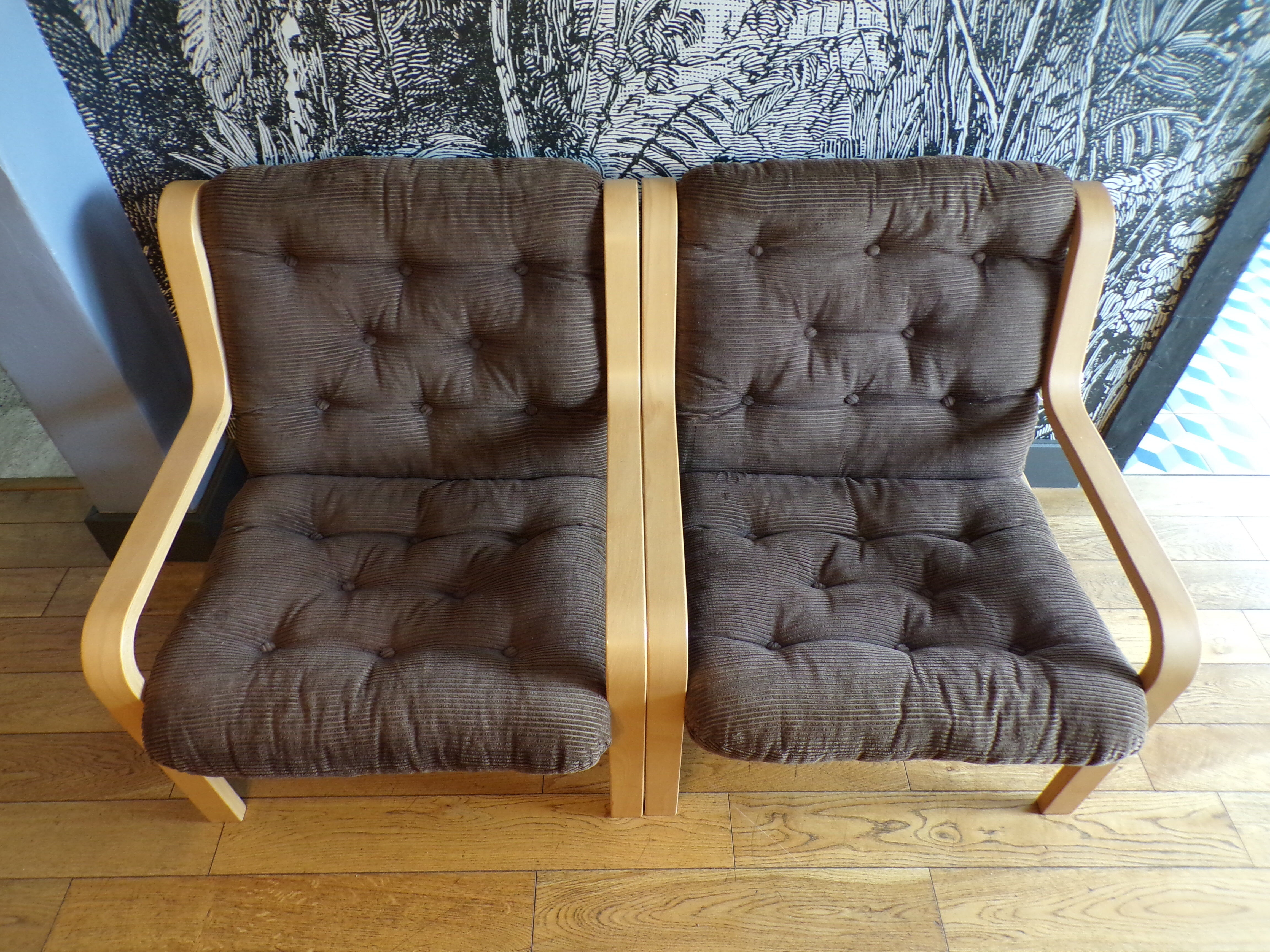 Paire de fauteuils scandinaves en bois cintré