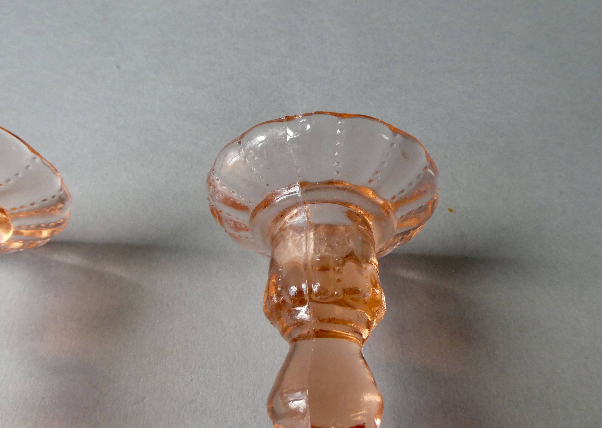 Paire de bougeoirs en verre rose