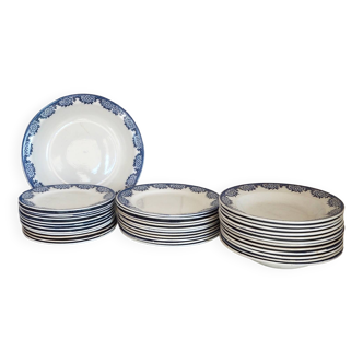 Terre de Fer dinnerware set, Capri model, Digoin and Sarreguemines earthenware, 36 pieces: 12 soup plates, 11 flat plates, 12 dessert plates and a round soup dish