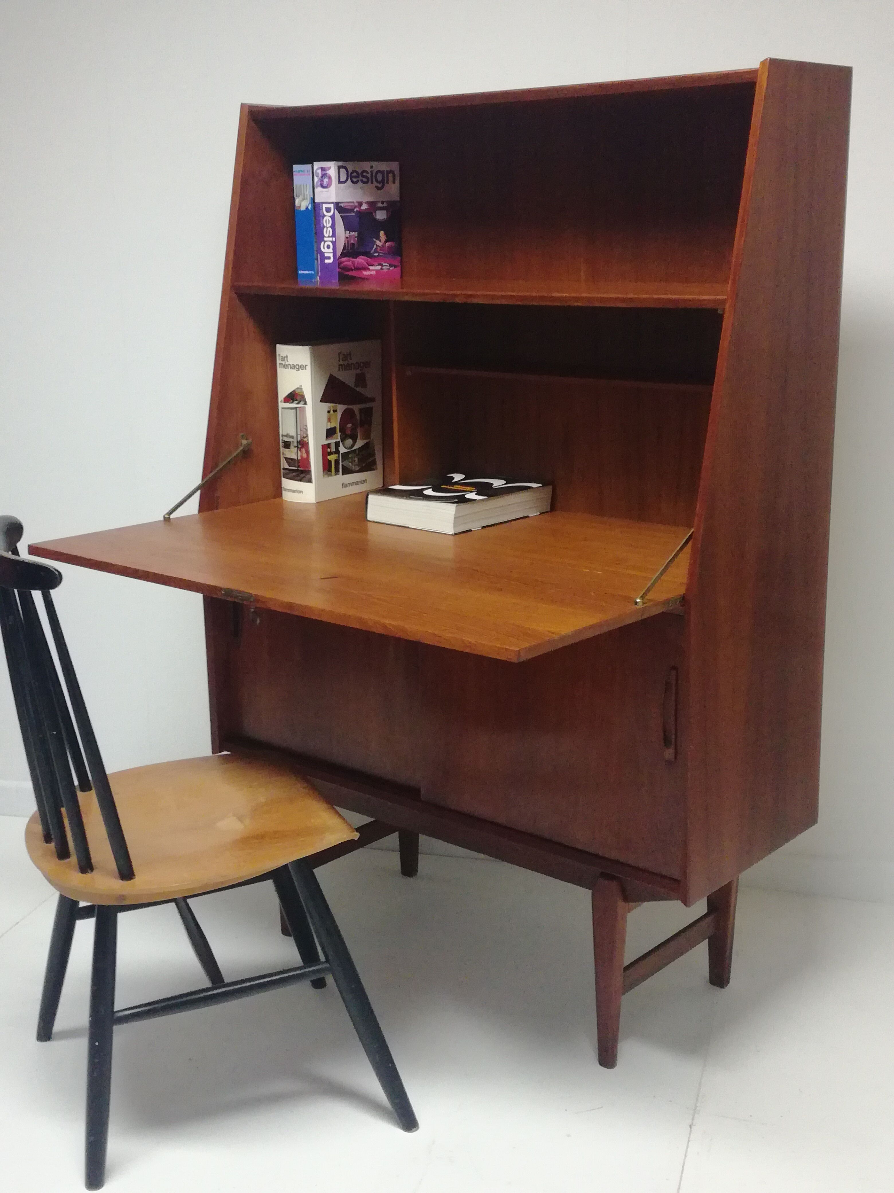 Scandinavian samcom writing desk