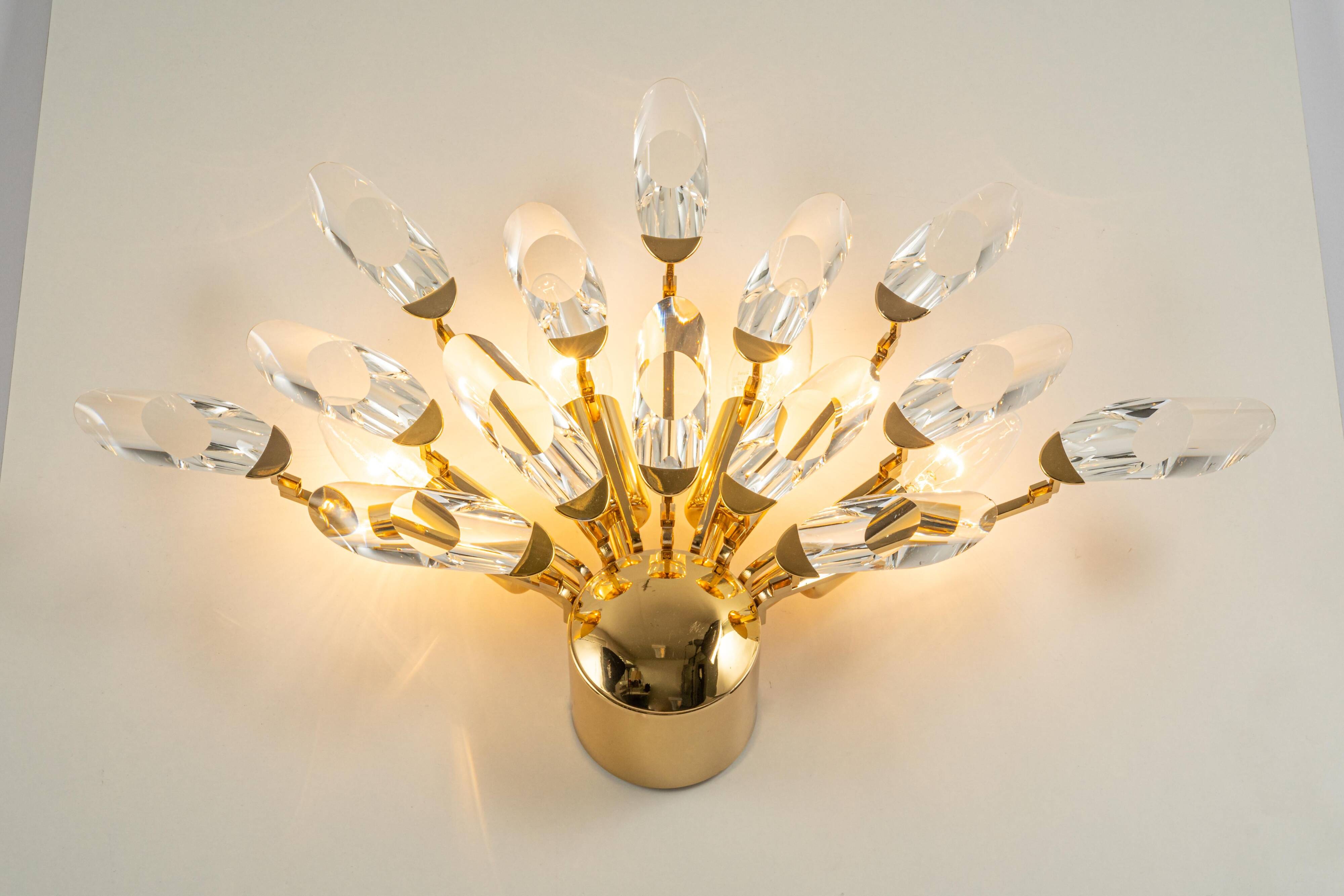 Grande applique murale italienne par Stilkronen, laiton doré, verre cristal, années 1980