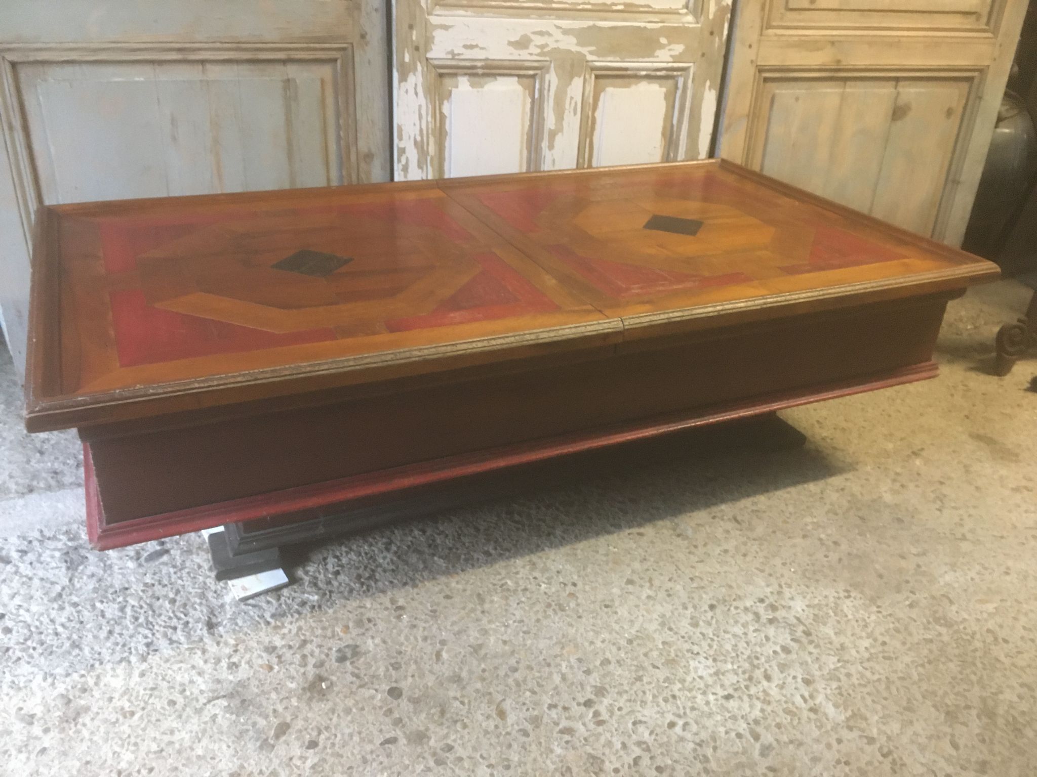 Coffee table with storage for bottles and glasses in oak.