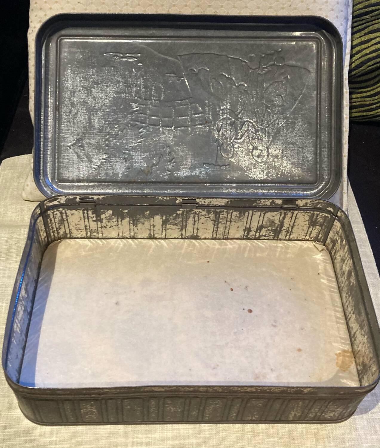 Cake tin from the early 20th century with embossed designs