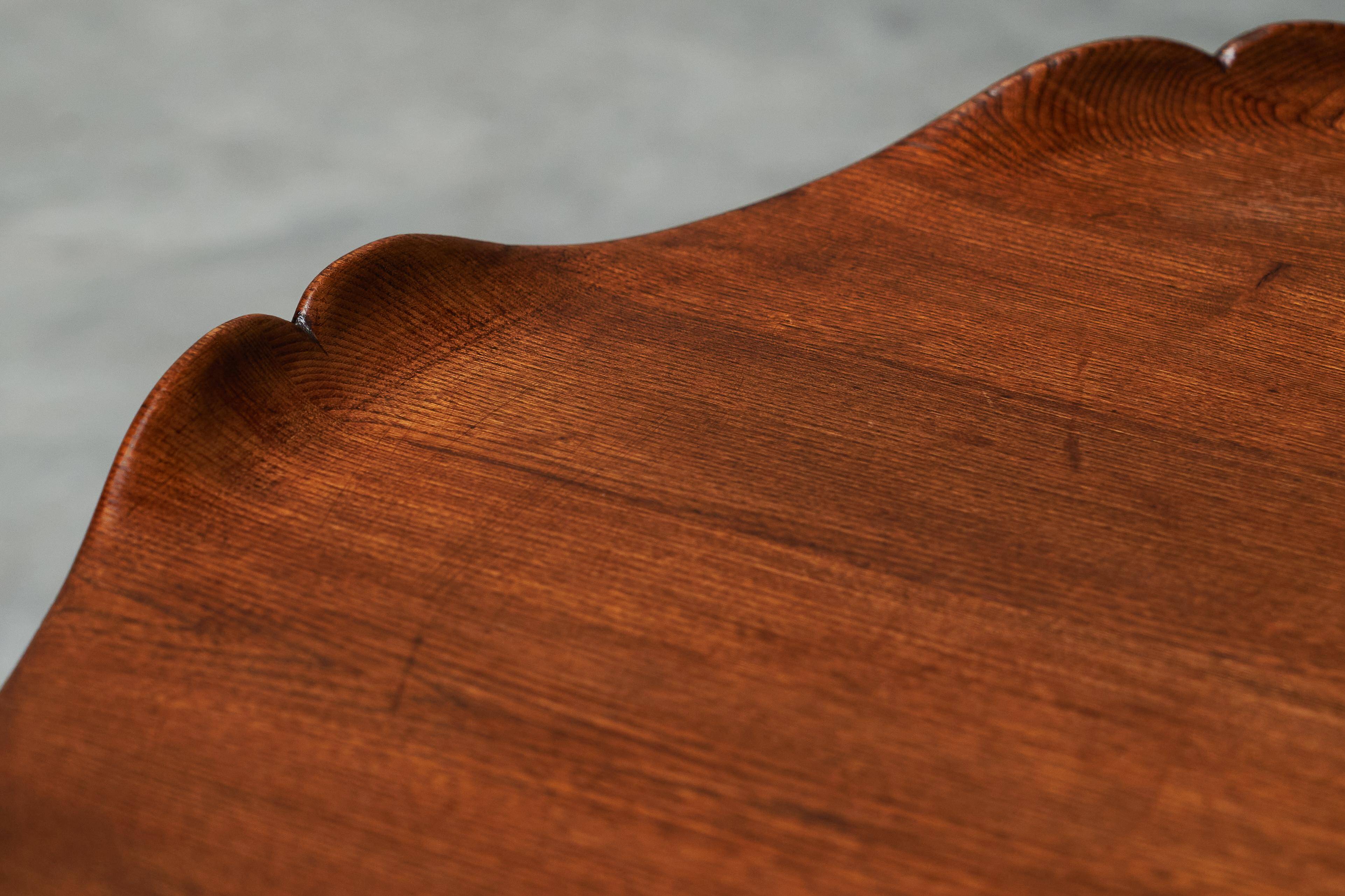 Coffee table F. Parker & Sons in carved solid oak, early 20th century.