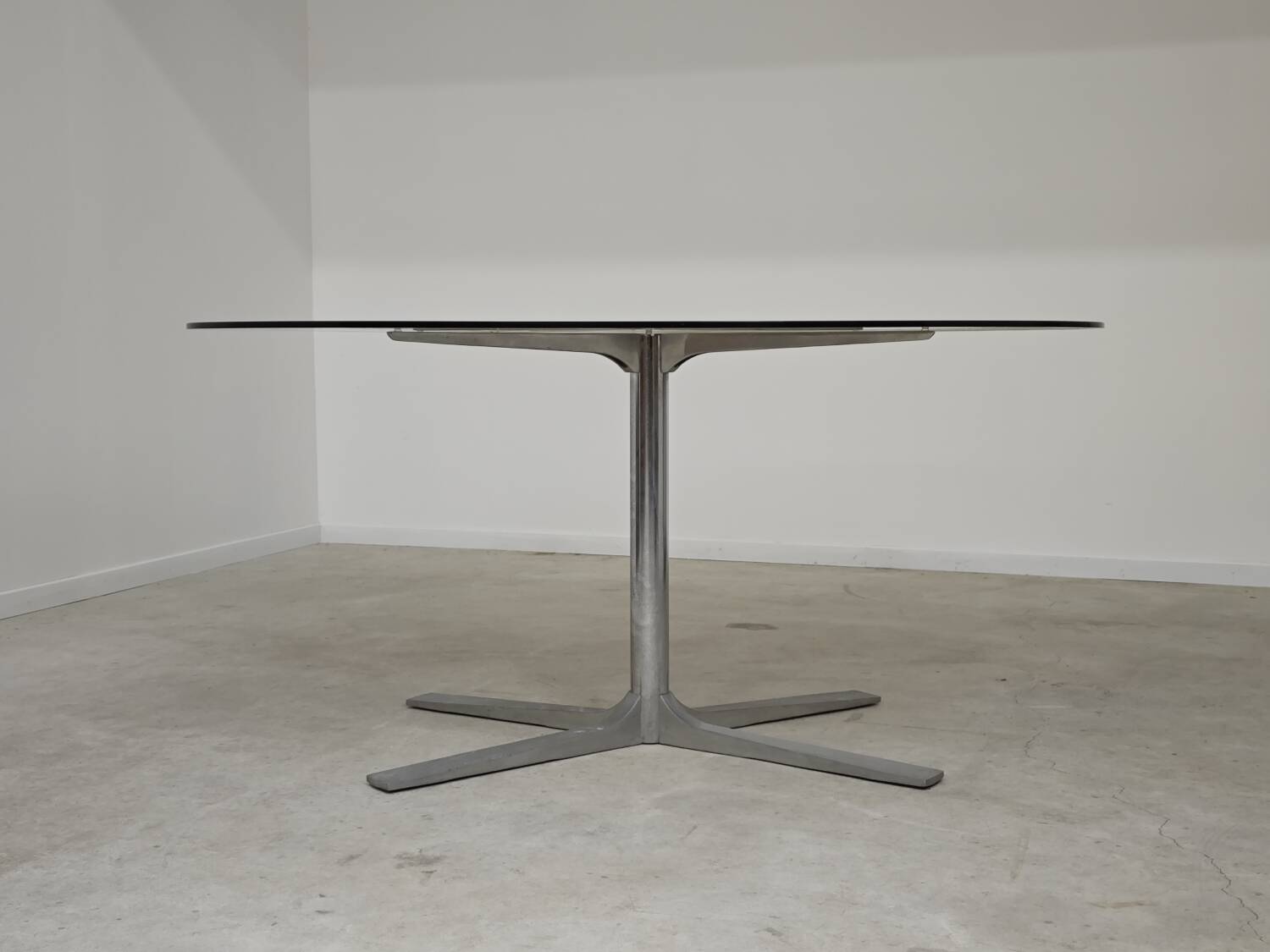 Dining table in glass, aluminum and chrome steel