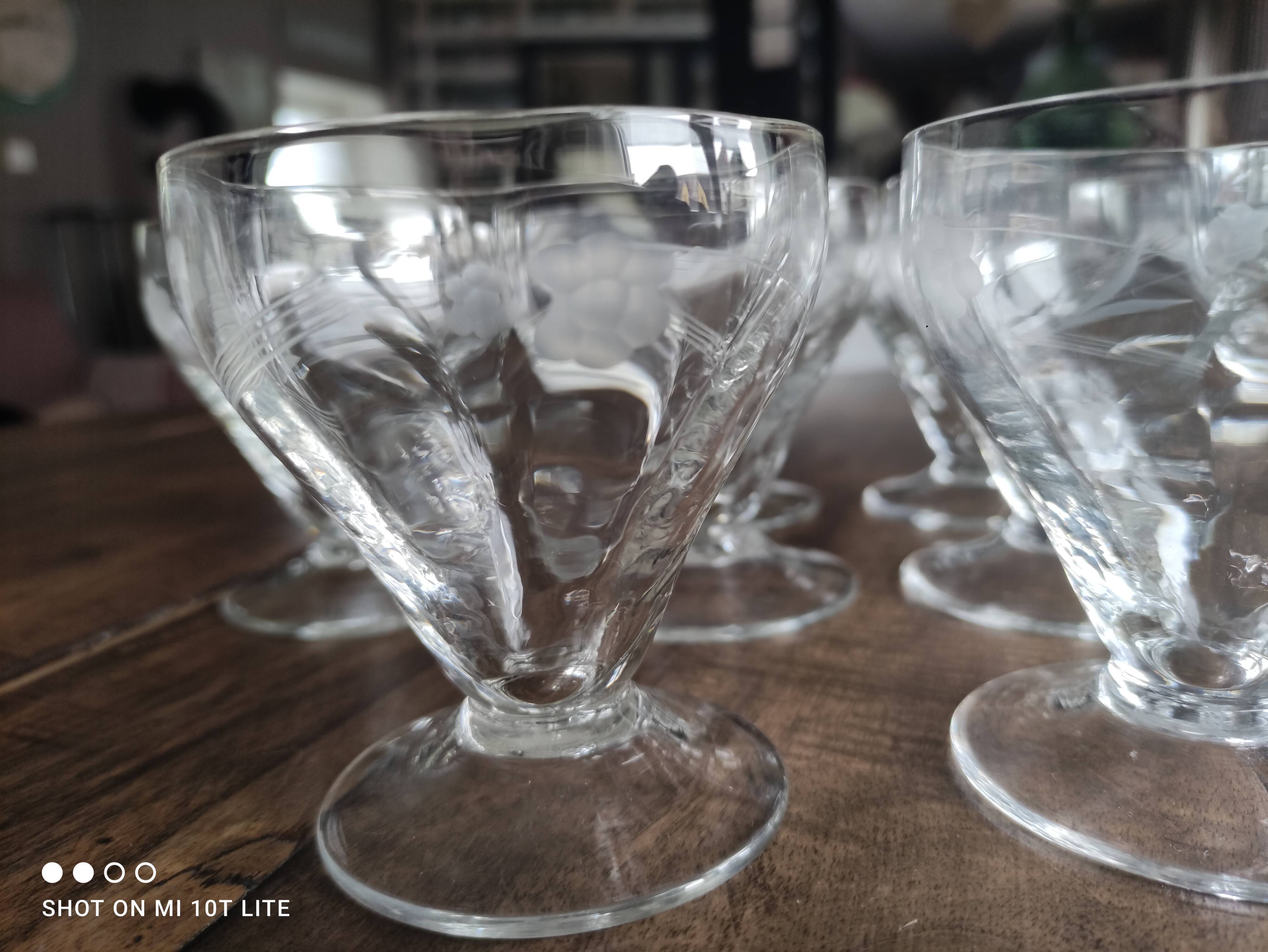 Lot de 11 coupes à champagne en verre ancien ciselé décor floral sur pied bas
