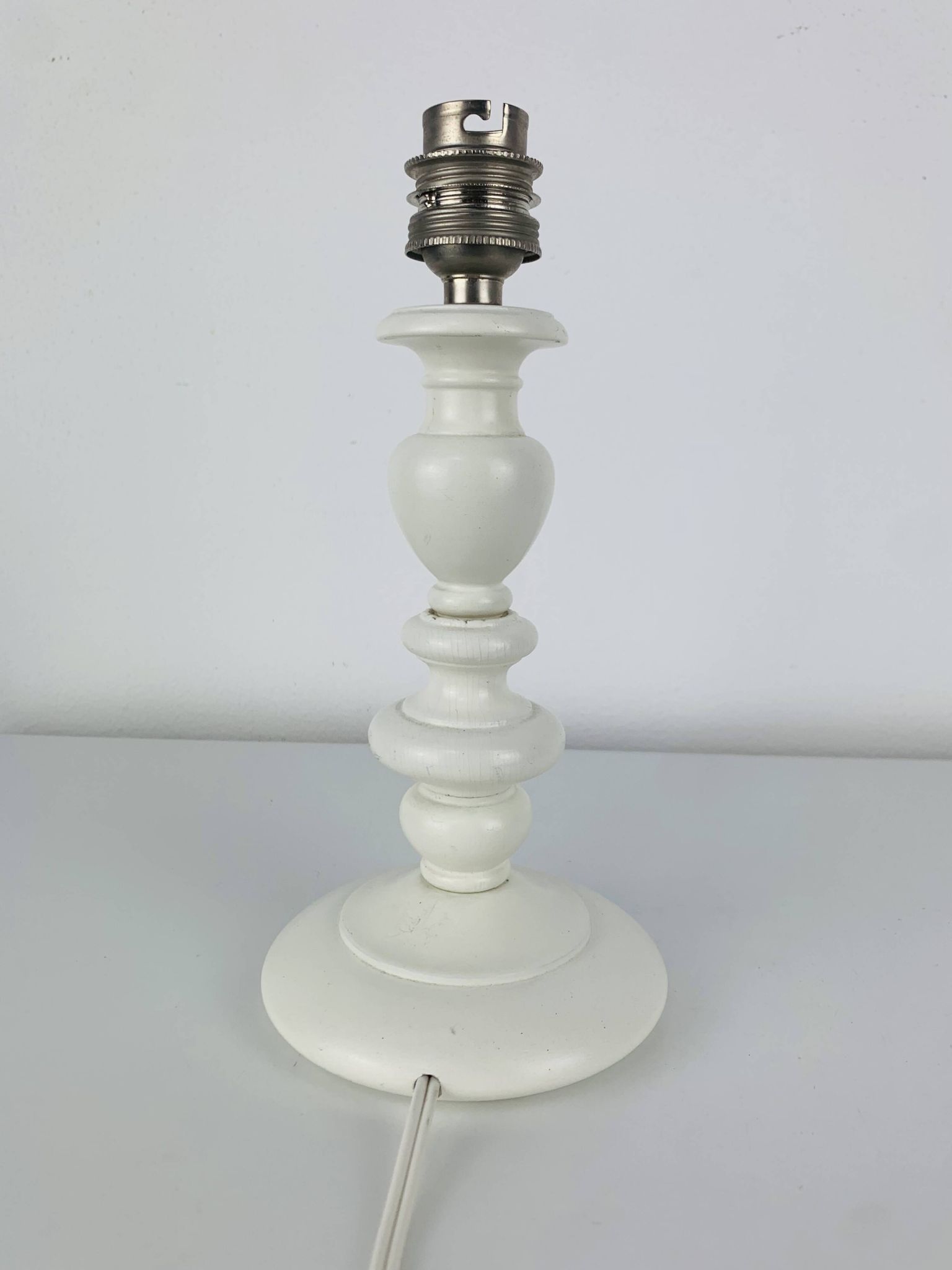 Lampe en bois tourné blanc, abat-jour en rotin, années 60