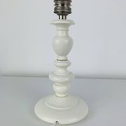Lampe en bois tourné blanc, abat-jour en rotin, années 60