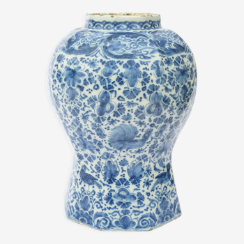Faience vase with white-blue decoration of birds