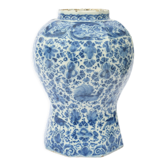 Faience vase with white-blue decoration of birds