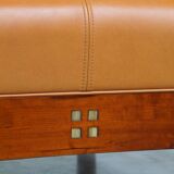 Fauteuil design artdeco en cuir de vache. grand confort et détails uniques