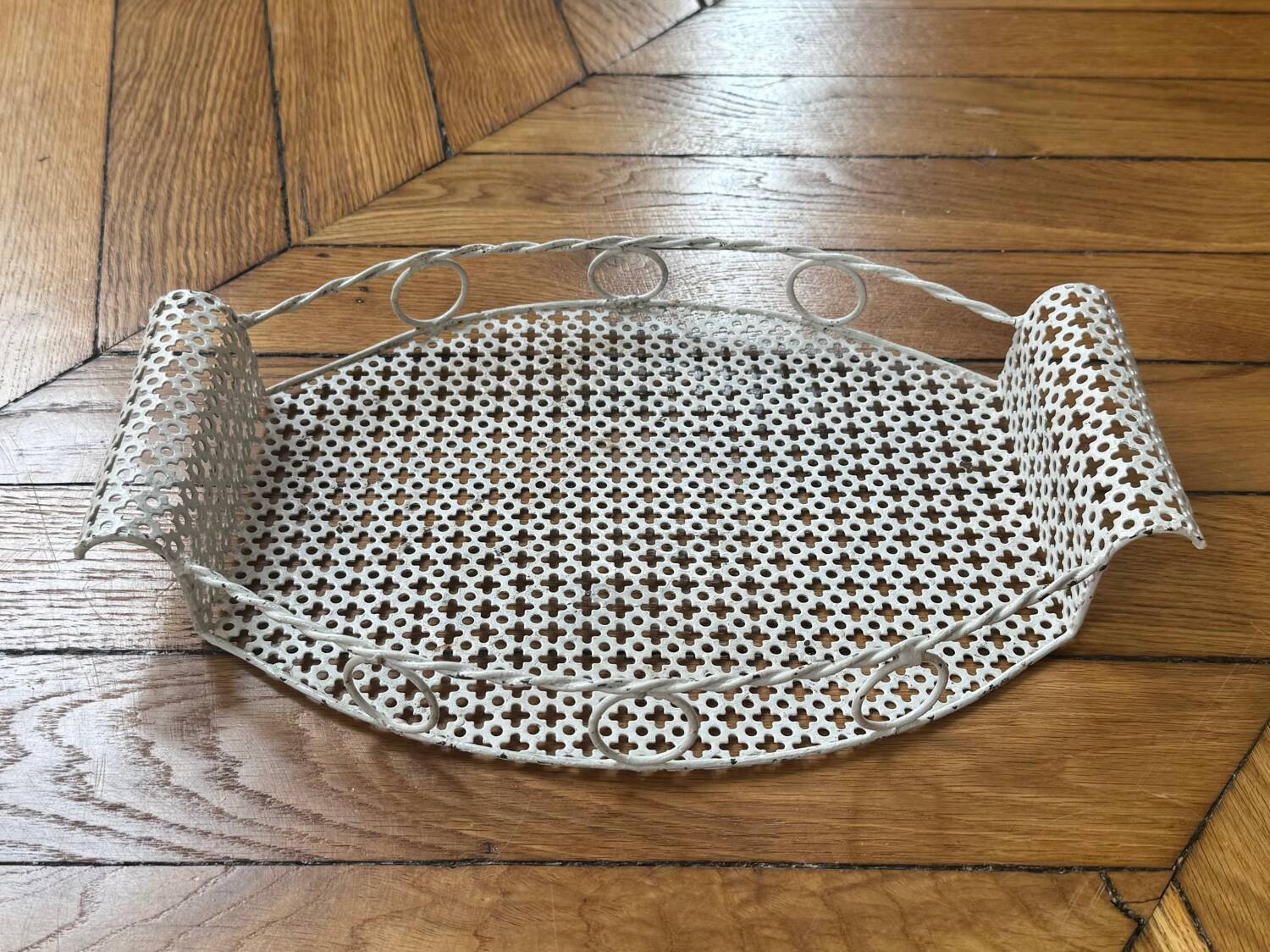 Plateau oval en métal perforé