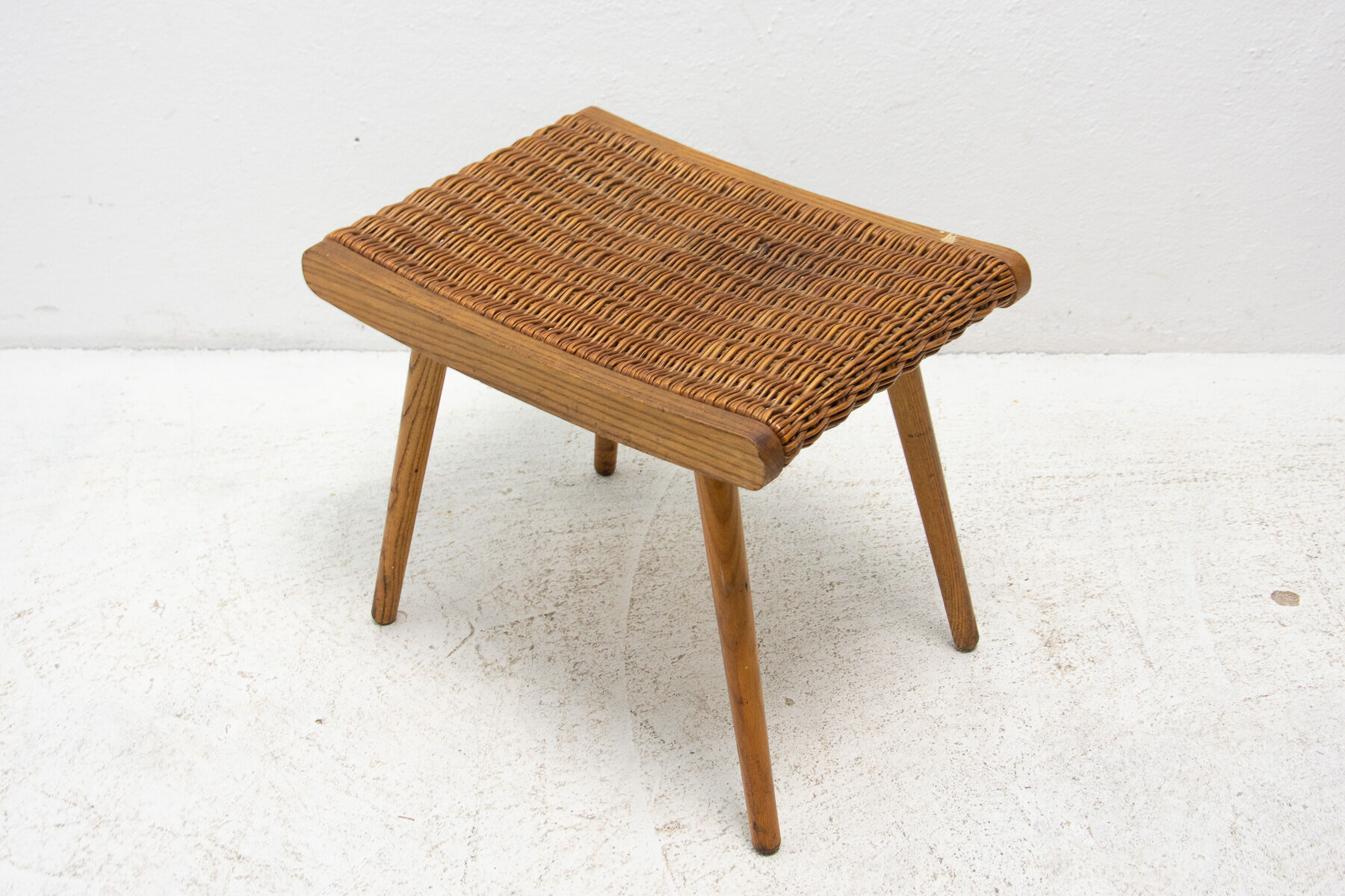 Repose-pied en rotin et hêtre du milieu du siècle par ÚLUV, années 1960, Tchécoslovaquie