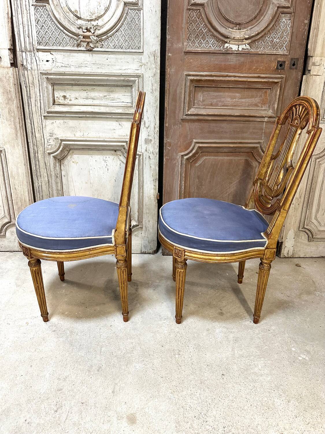 Paire de chaises style Louis XVI en bois doré