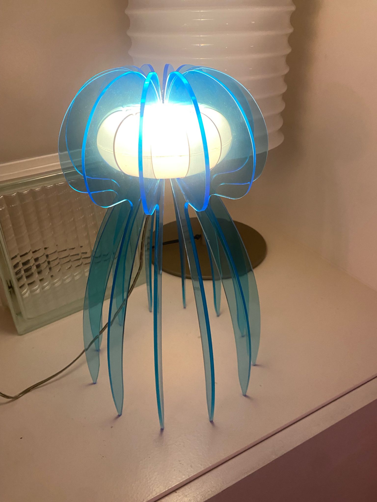Lampe en plexiglas ou plexi vintage en forme de méduse