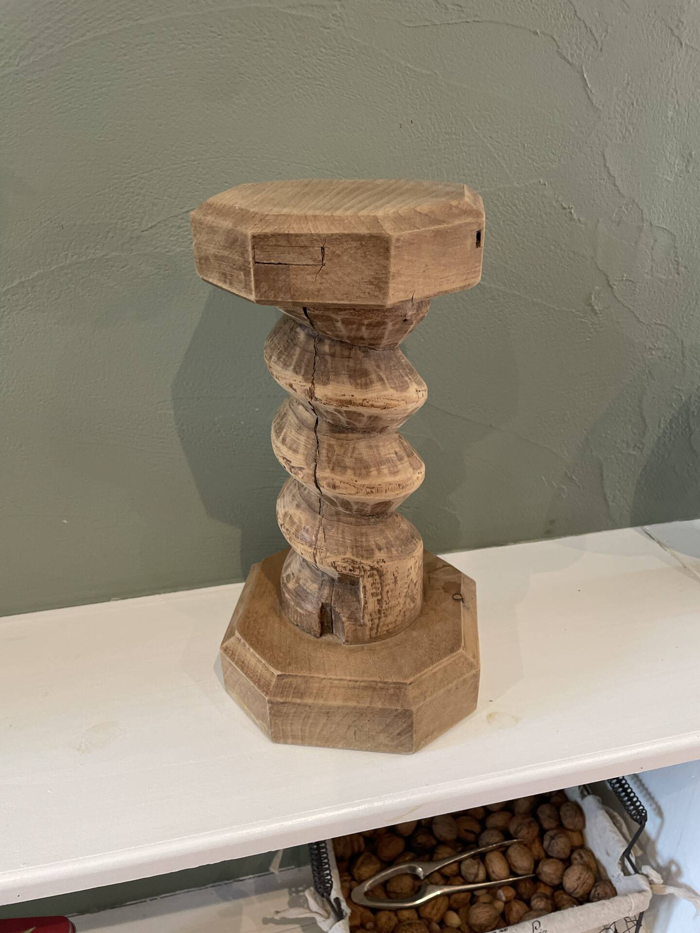 Show the decorative press.