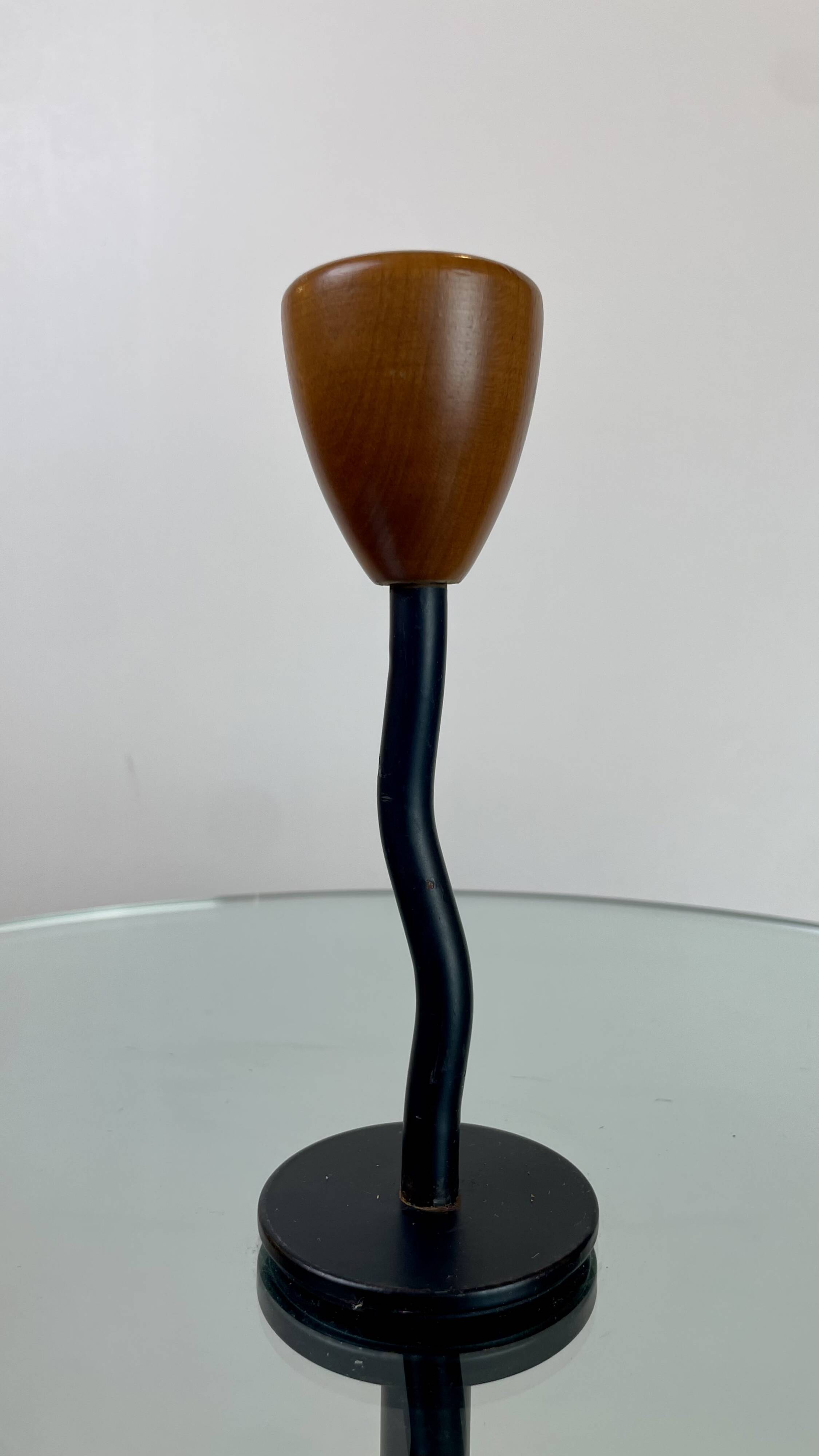 Table d'appoint post-moderne dans le style d'Ettore Sottsass, Italie, années 1980.