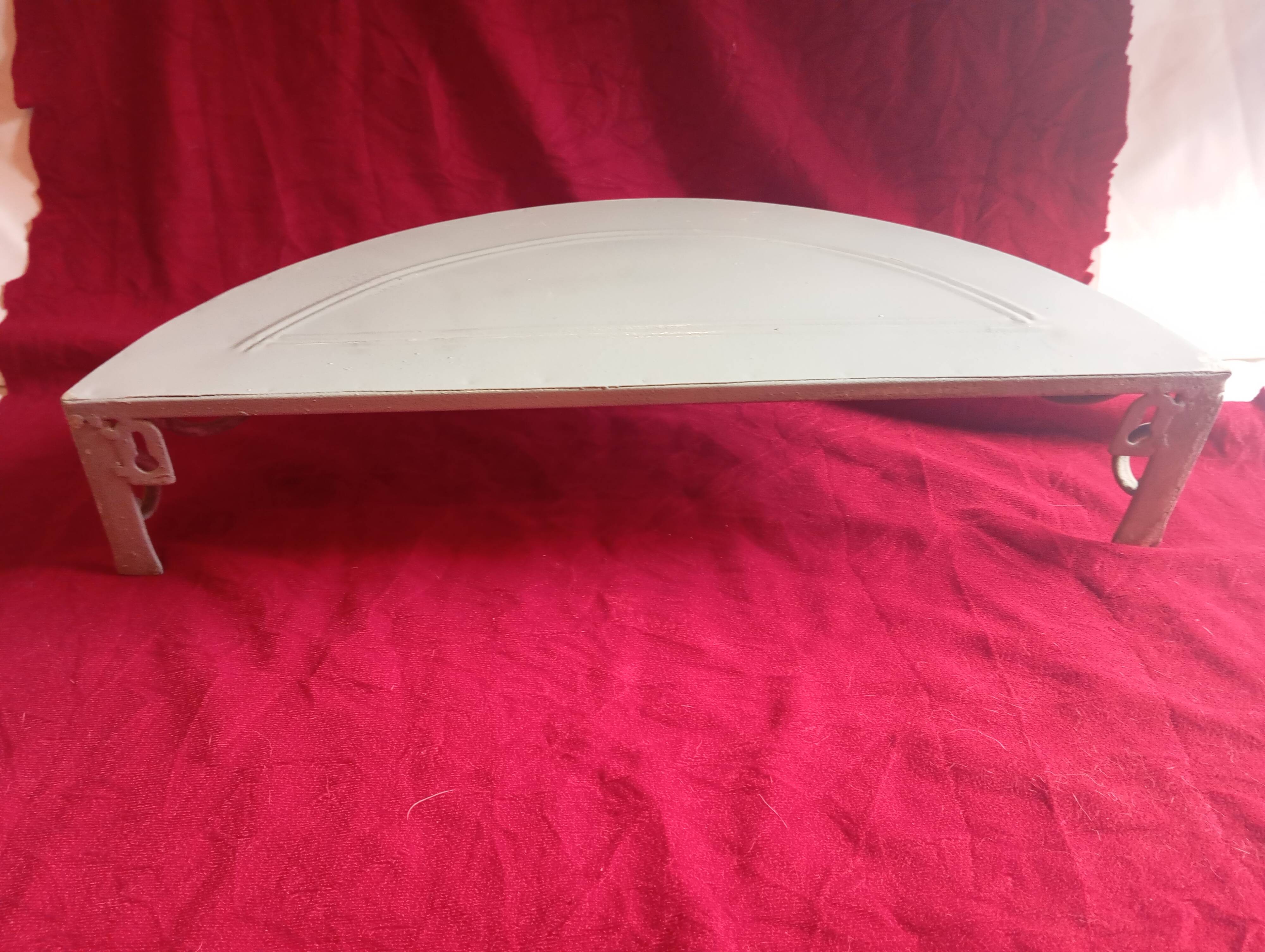 Metal hanging console