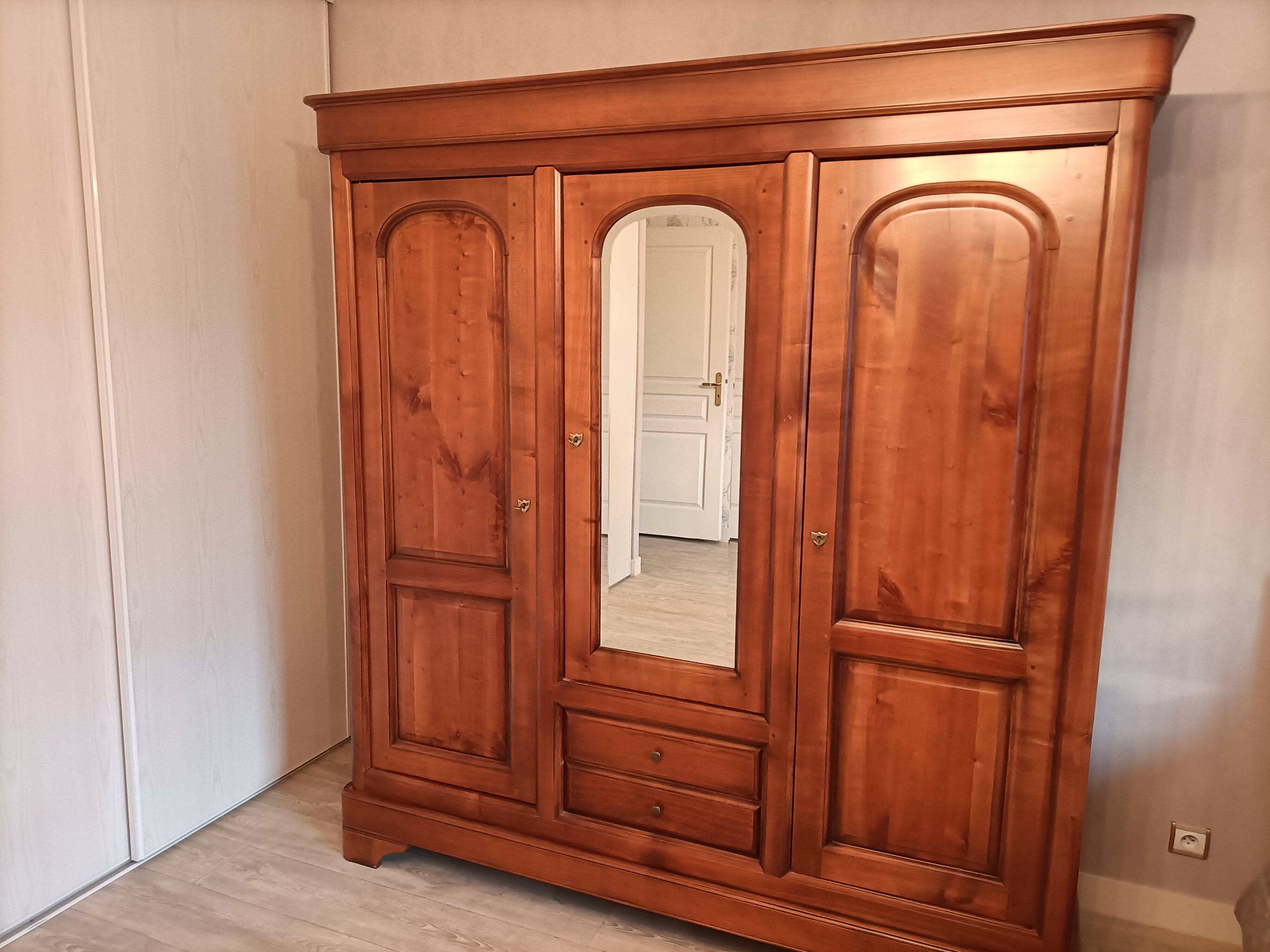 Magnificent wardrobe in solid cherry and oak with 3 doors, beveled glass, two visible drawers