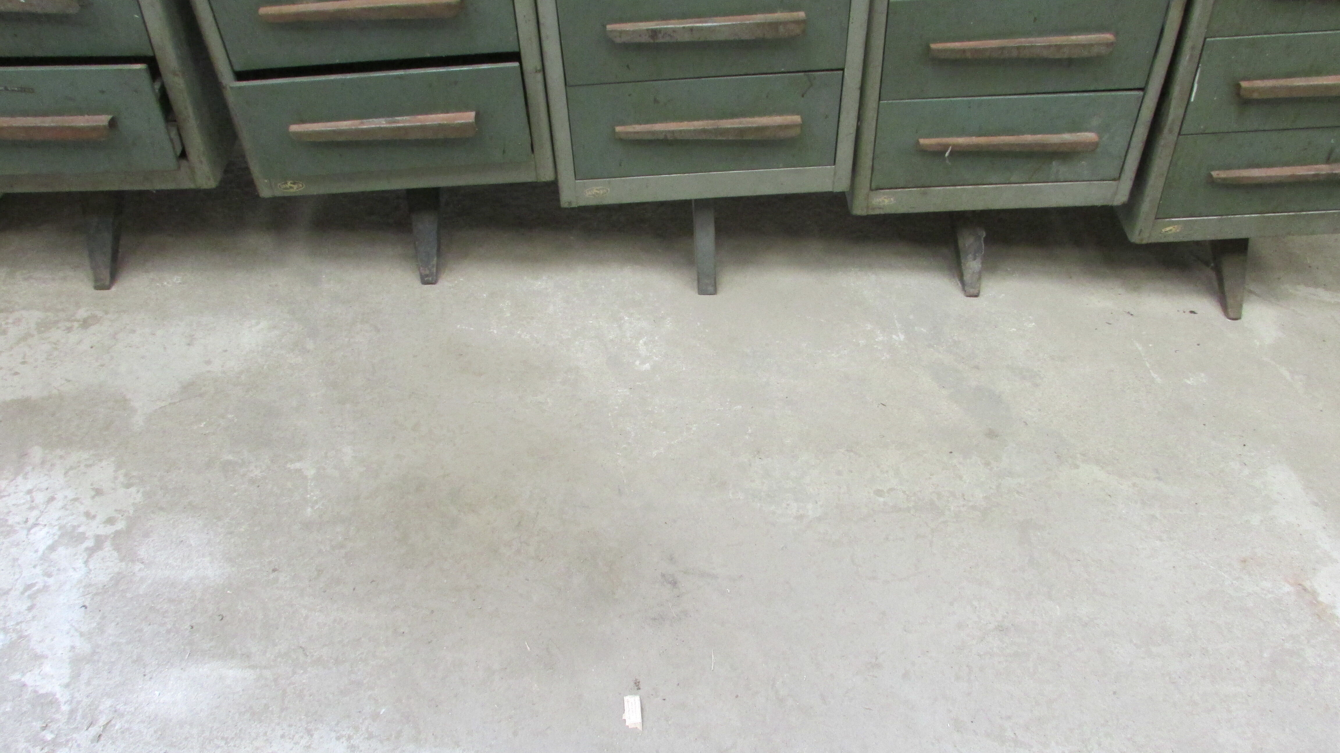 Set of 5 metal lockers