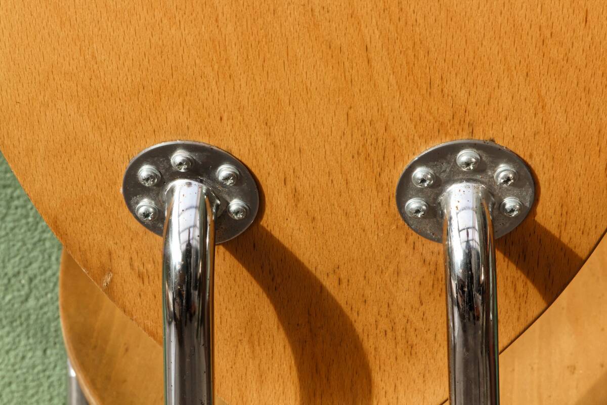 Set of two pairs of vintage 1970s chairs, in chrome metal and beech.
