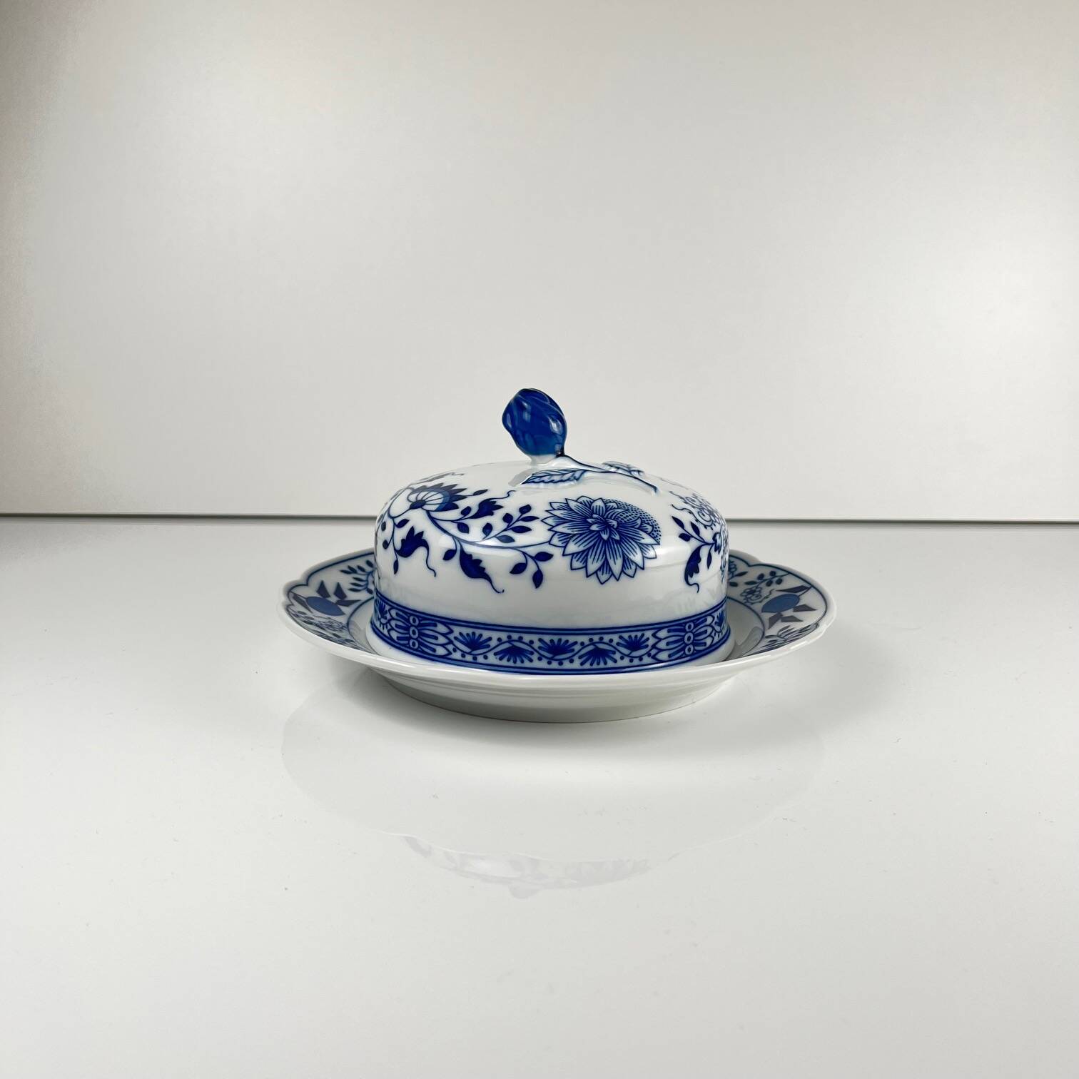 Rare Large Round Butter Dish Hutschenreuther Blue Onion Porcelain Germany