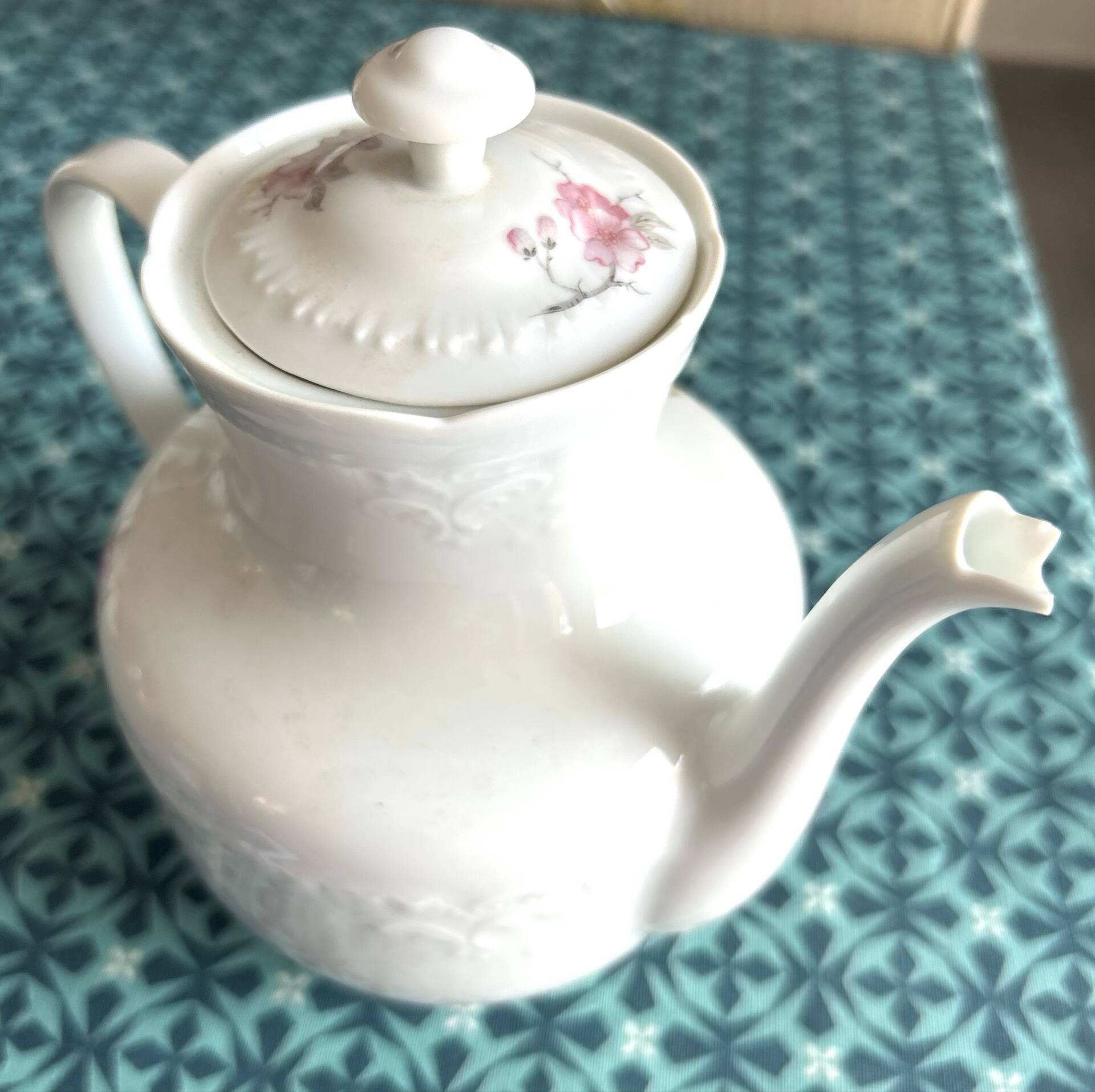 Antique tea set in Limoges porcelain by Chastagner, 3 pieces.