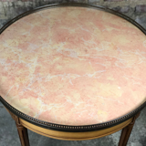 Table bouillotte de style Louis XVI en placage merisier à dessus marbre saumoné