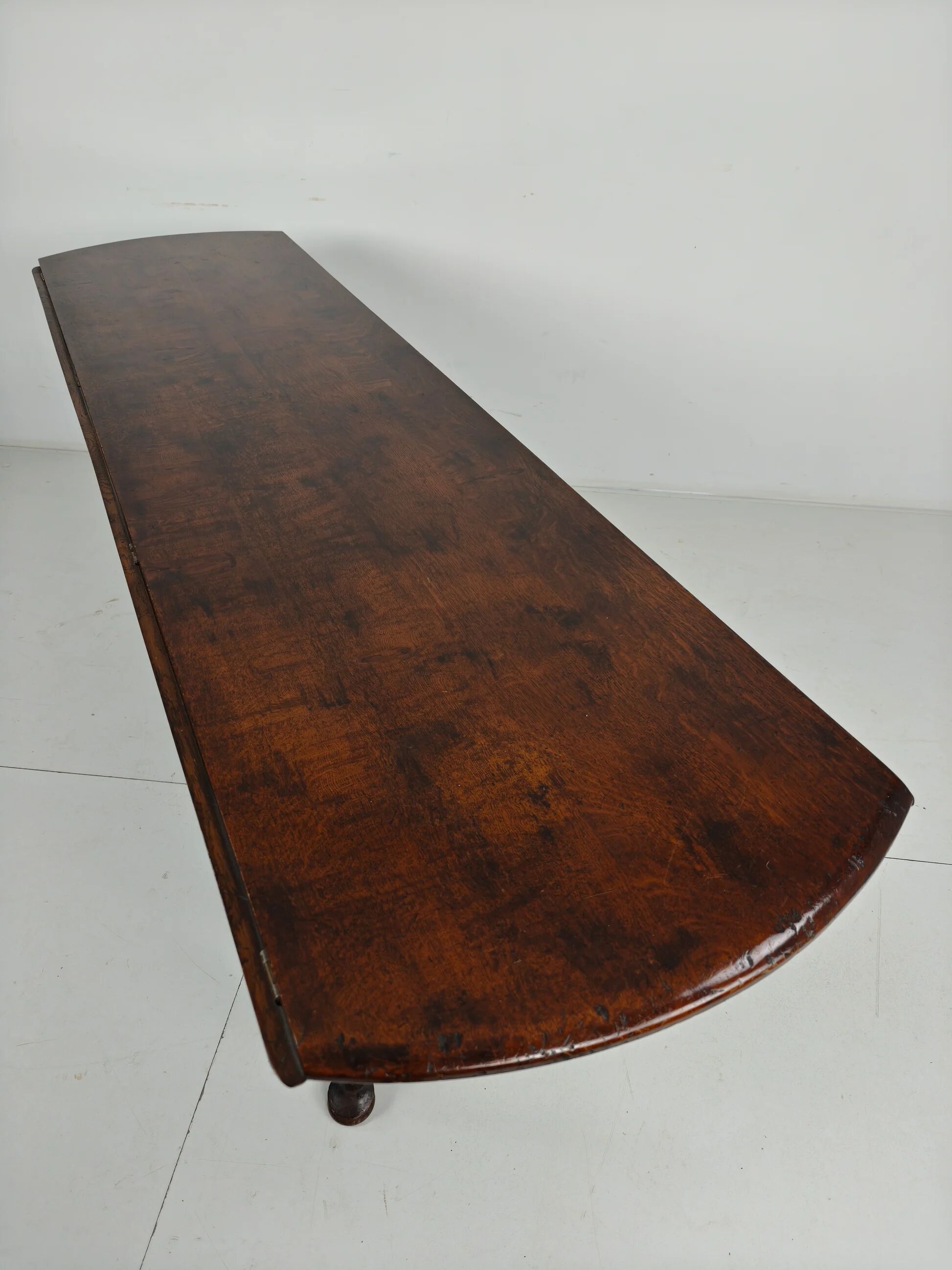 Antique English drop-leaf dining table – Victorian – 8 legs – oval shape – seats 8