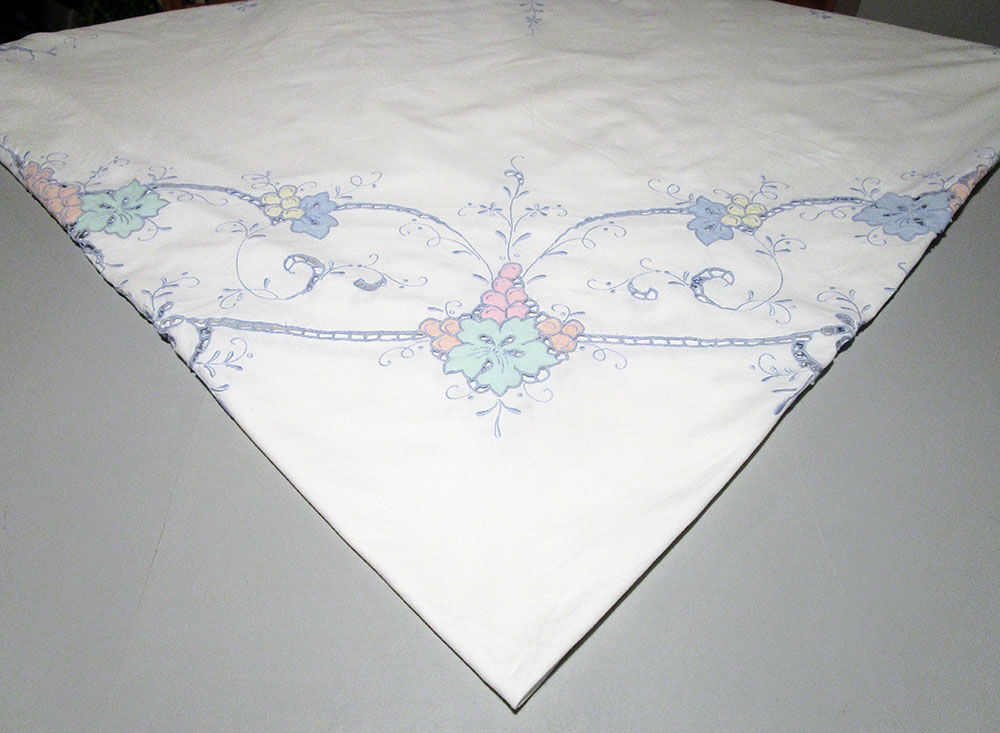 Multicolored embroidered round sheet