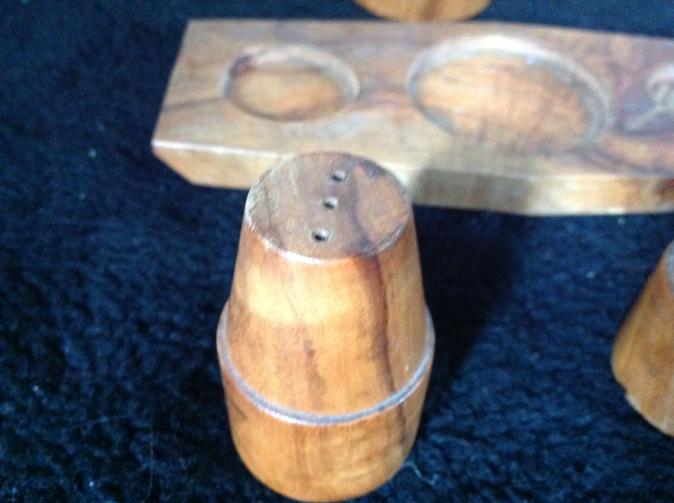 Servant salt pepper wood olivier