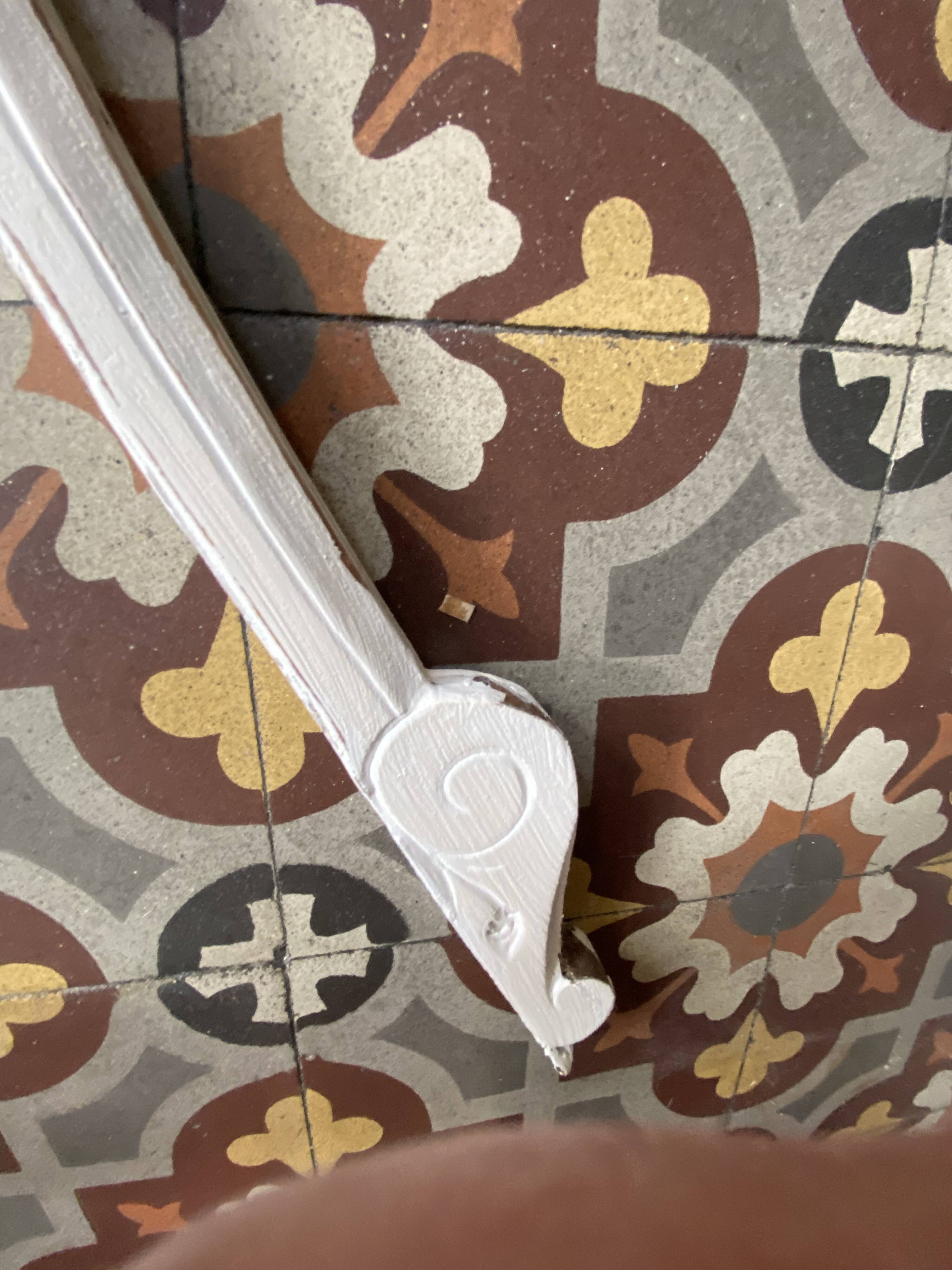 Fronton en bois patiné blanc.