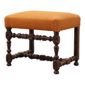 Tabouret en noyer Louis XIII avec des entretoises tournées sculptées et un siège rembourré.
