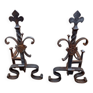 Paire de chenets motif fleur de lys